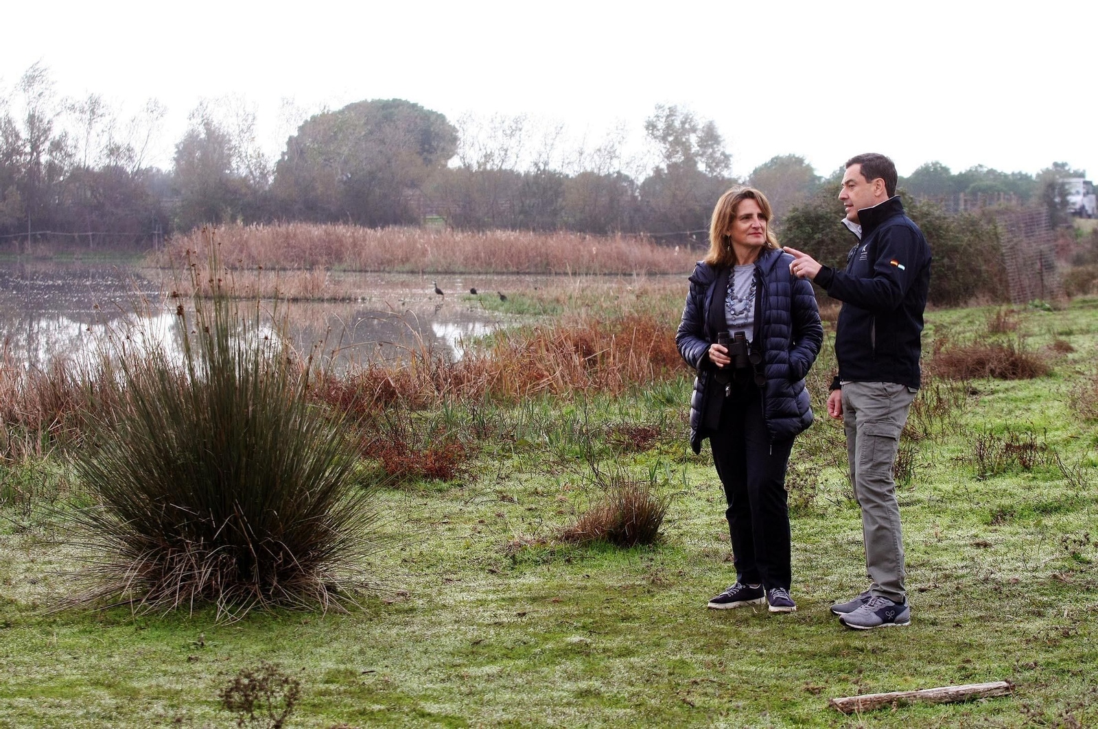 Juanma Moreno y Teresa Ribera conversan tras el acuerdo alcanzado entre ambas administraciones.