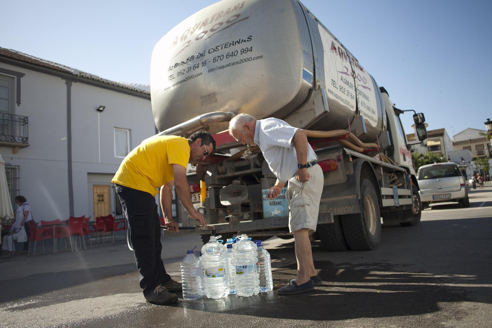 Imagen del suministro con caminoes cuba del pasado año en Fuente de Piedra.