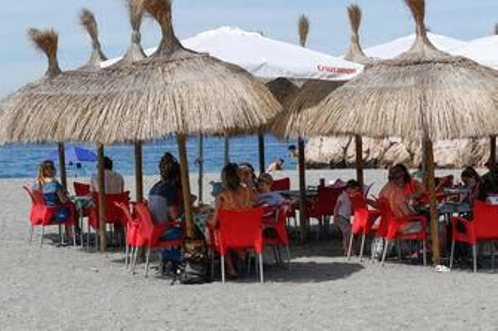Desescalada: fotos de la primera gran jornada playera en la Costa de Granada