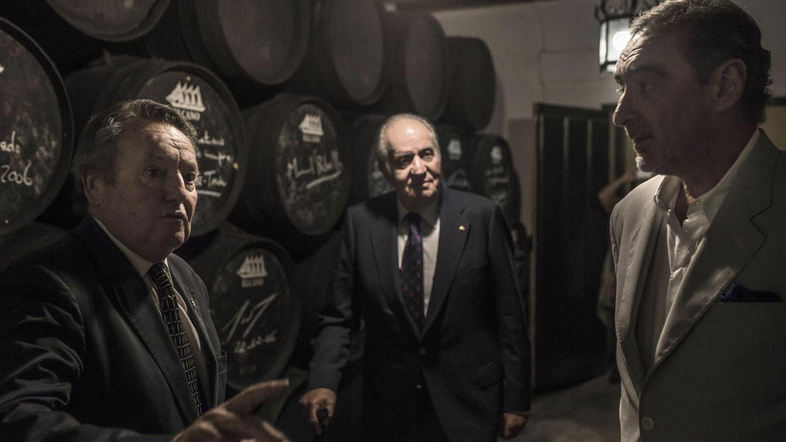 El rey emérito Juan Carlos I y el periodista Carlos Herrera visitan las Bodegas Gutiérrez Colosía, en El Puerto.