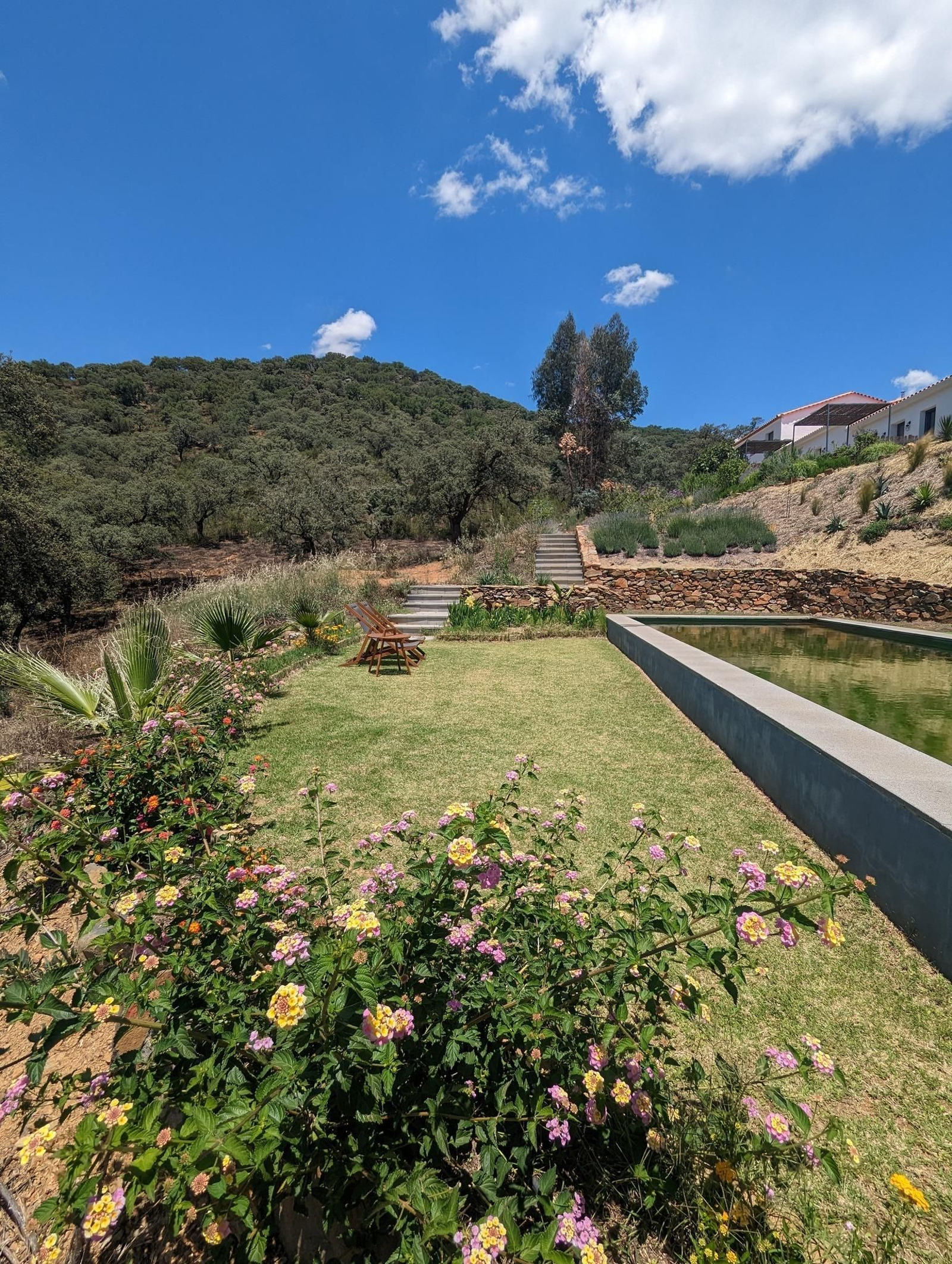 Desconectar en la Sierra de Huelva: así es la casa autosuficiente en la que relajarse en la naturaleza