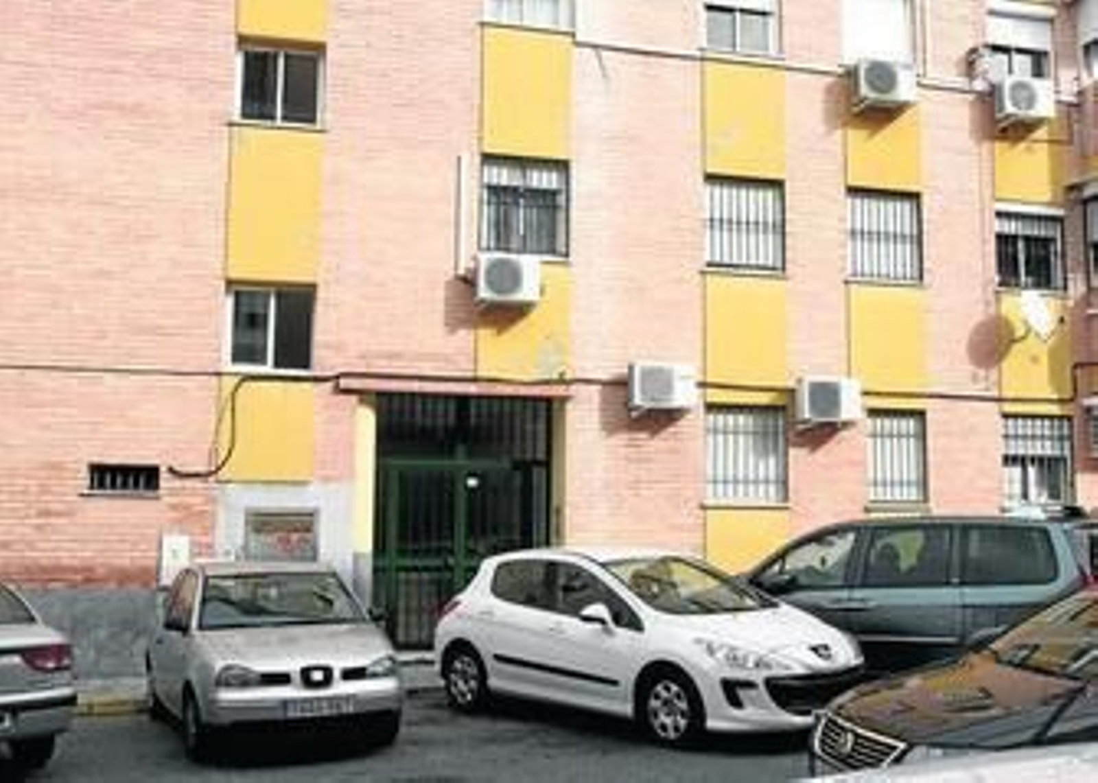 La entrada del bloque de la calle Pesadora en el que residía la familia Caño Bautista, ayer por la mañana.