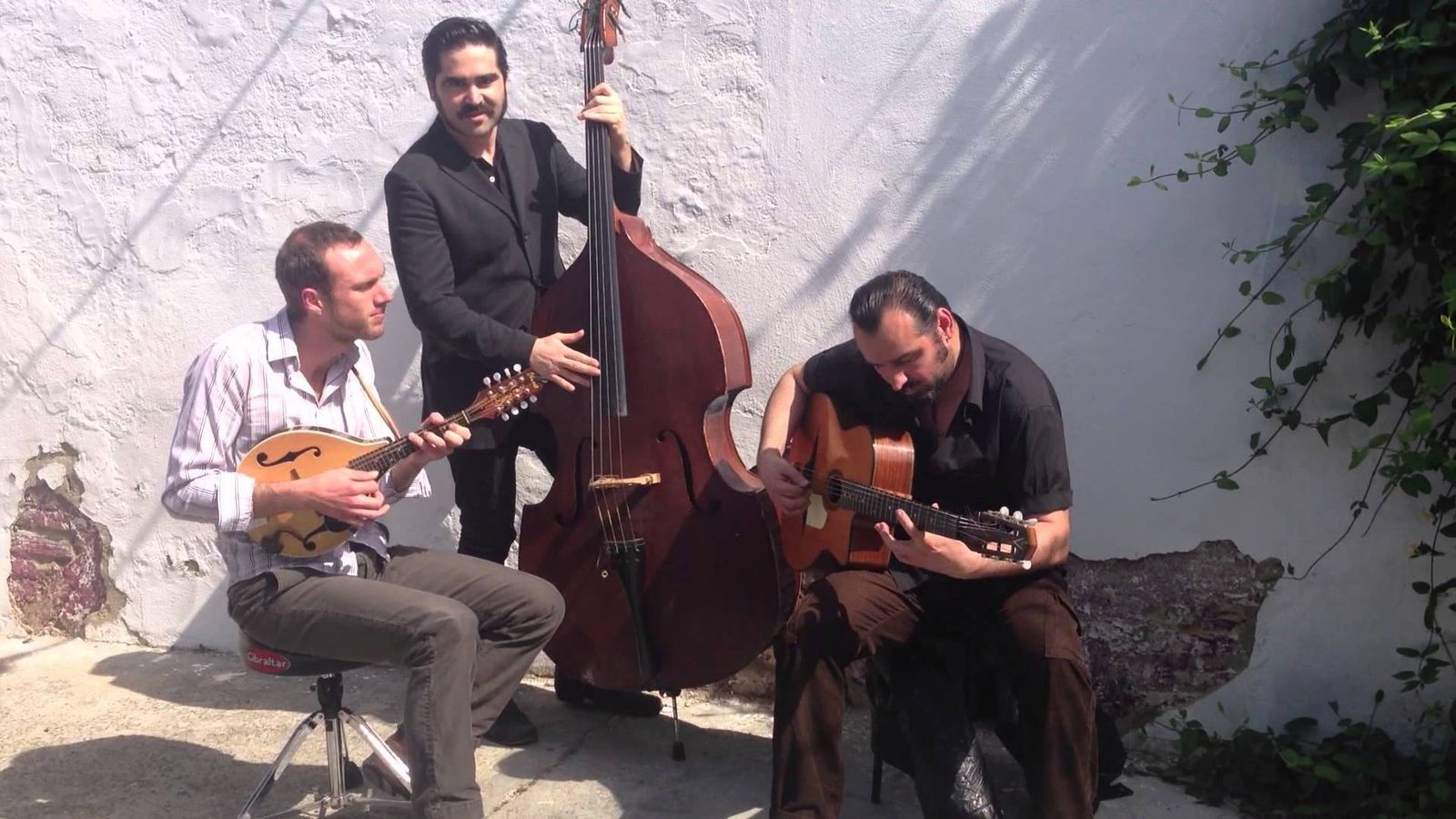 Van Moustache actúa en la plaza Juan XXIII.