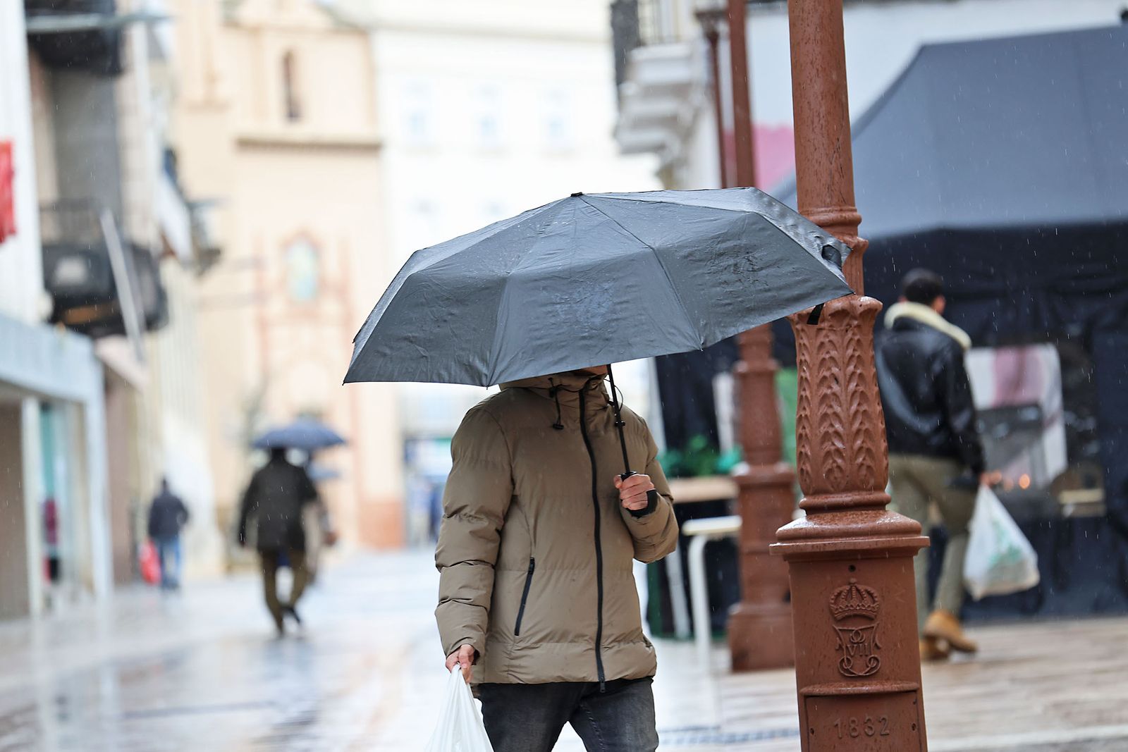 Las calles de la ciudad se inundan de paraguas en la invernal mañana de sábado