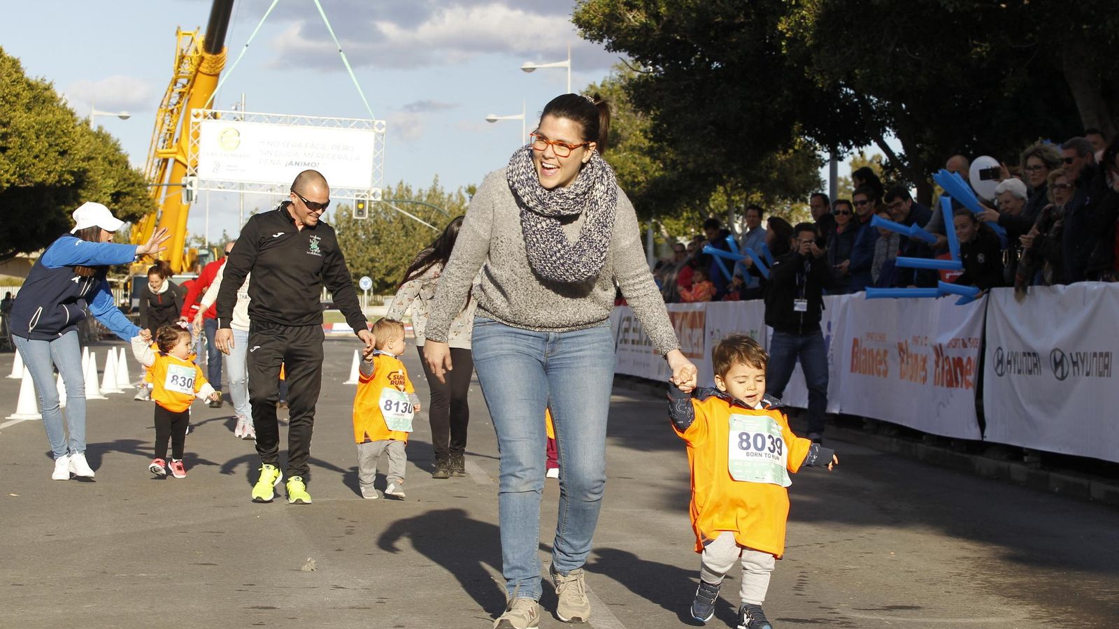 Padres y madres con los peques en las carreras infantiles.