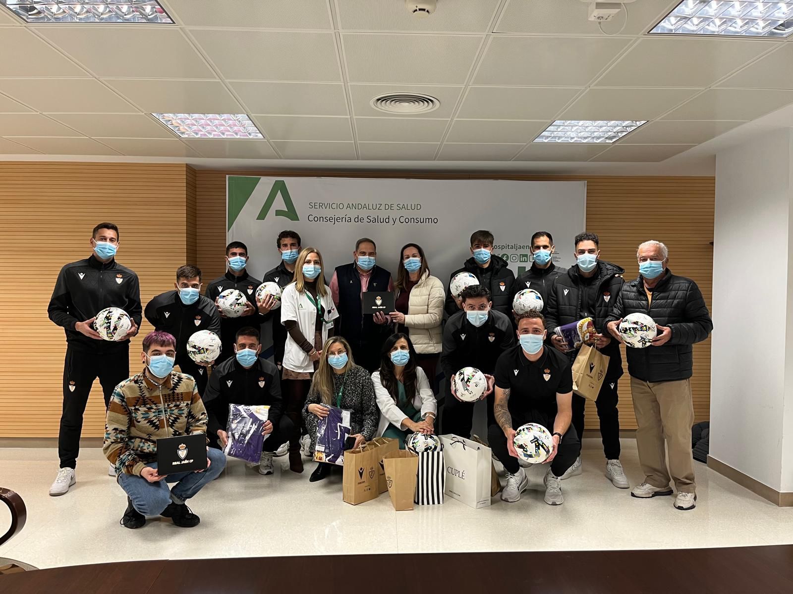 Foto de familia de jugadores, consejeros y miembros de ALES y del Hospital Universitario.