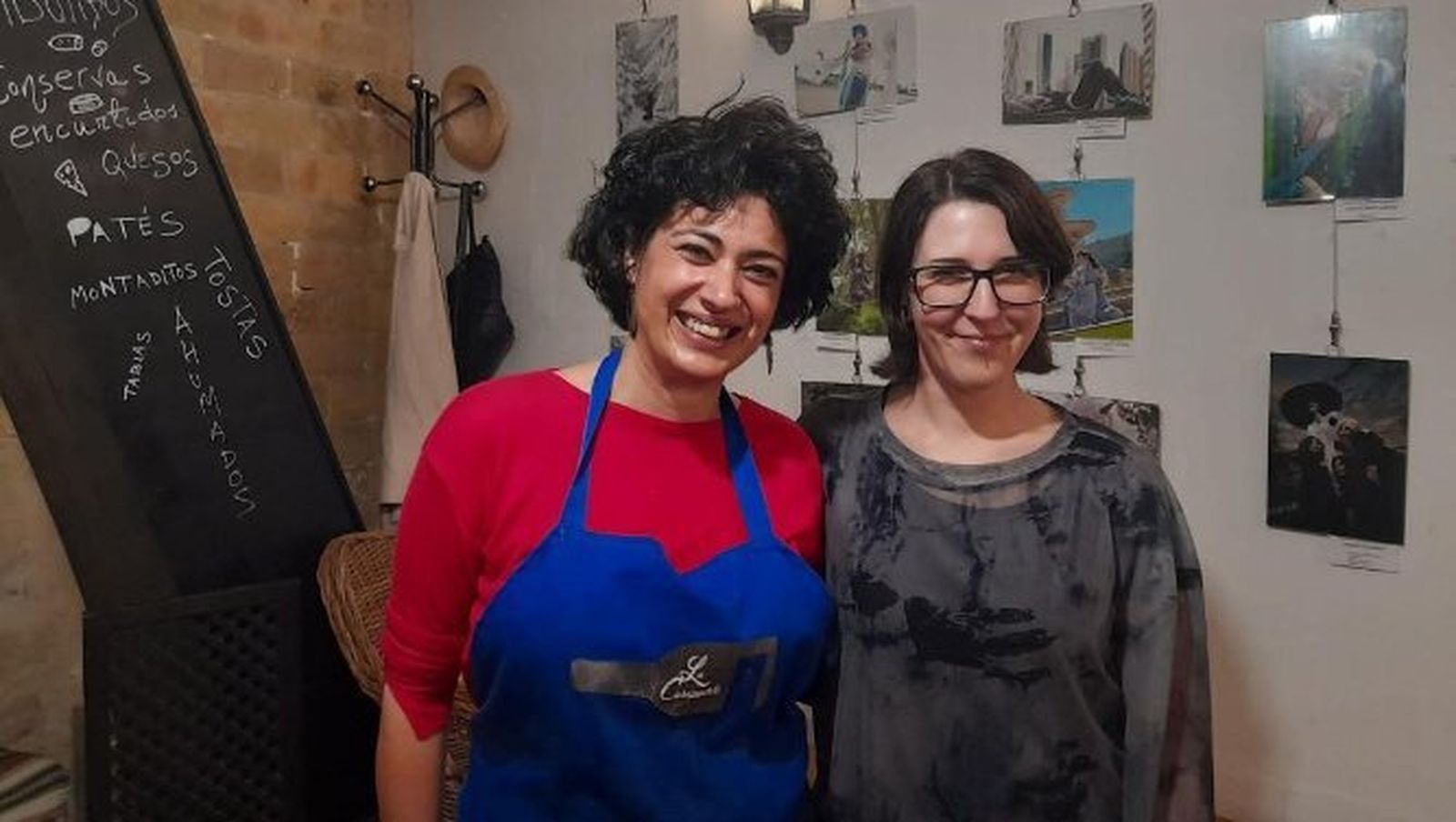 Paula Casas Figueroa con Luisa Barrios,  durante la inauguración de la exposición titulada ‘Inmersión en la fotografía fantástica’, en el Bar La Casapuerta en la calle Sagasta.