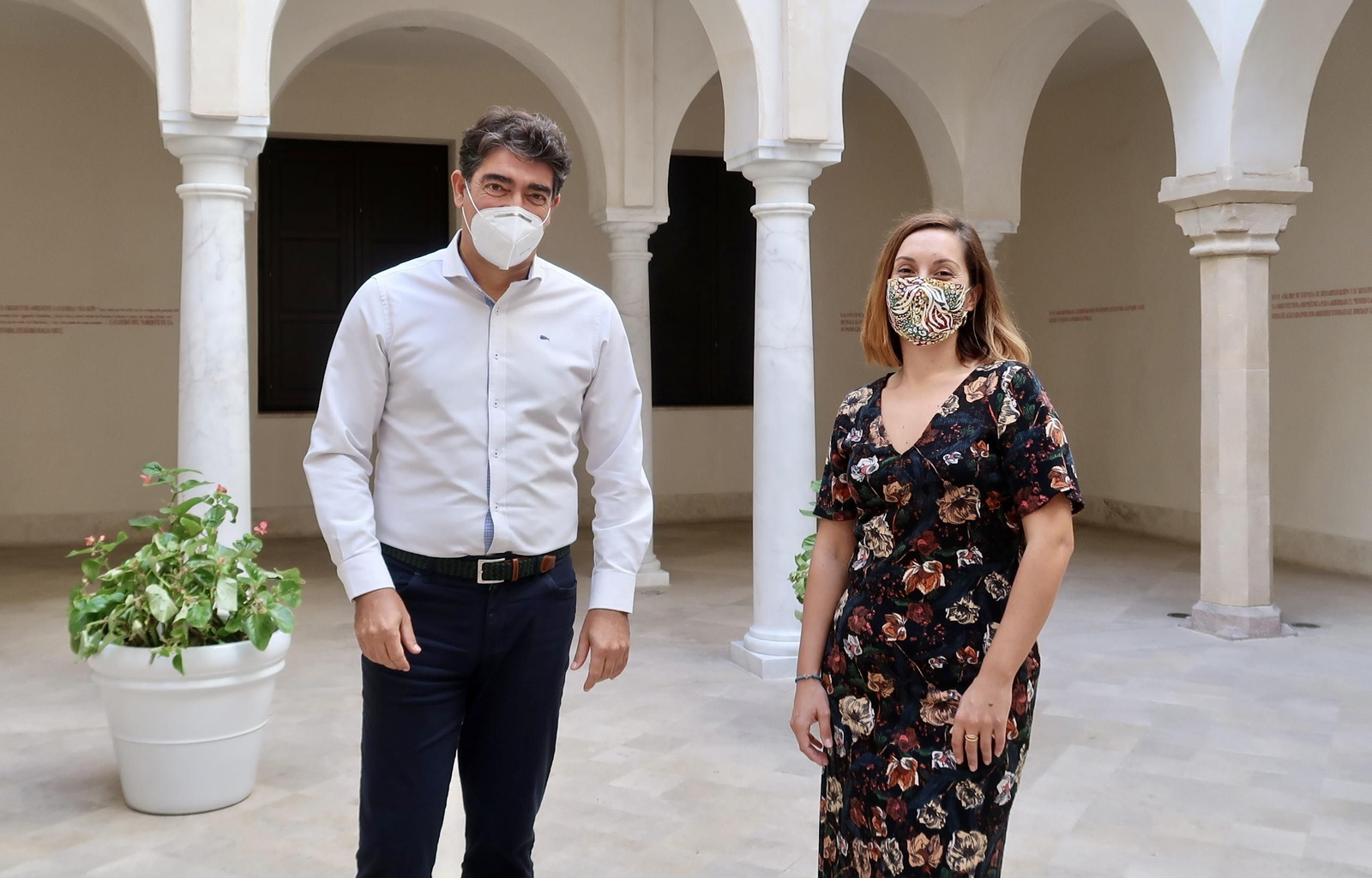 El gerente del Museo Carmen Thyssen, Javier Ferrer, y la directora del CAMM, Nieves Alonso, tras la firma del convenio.