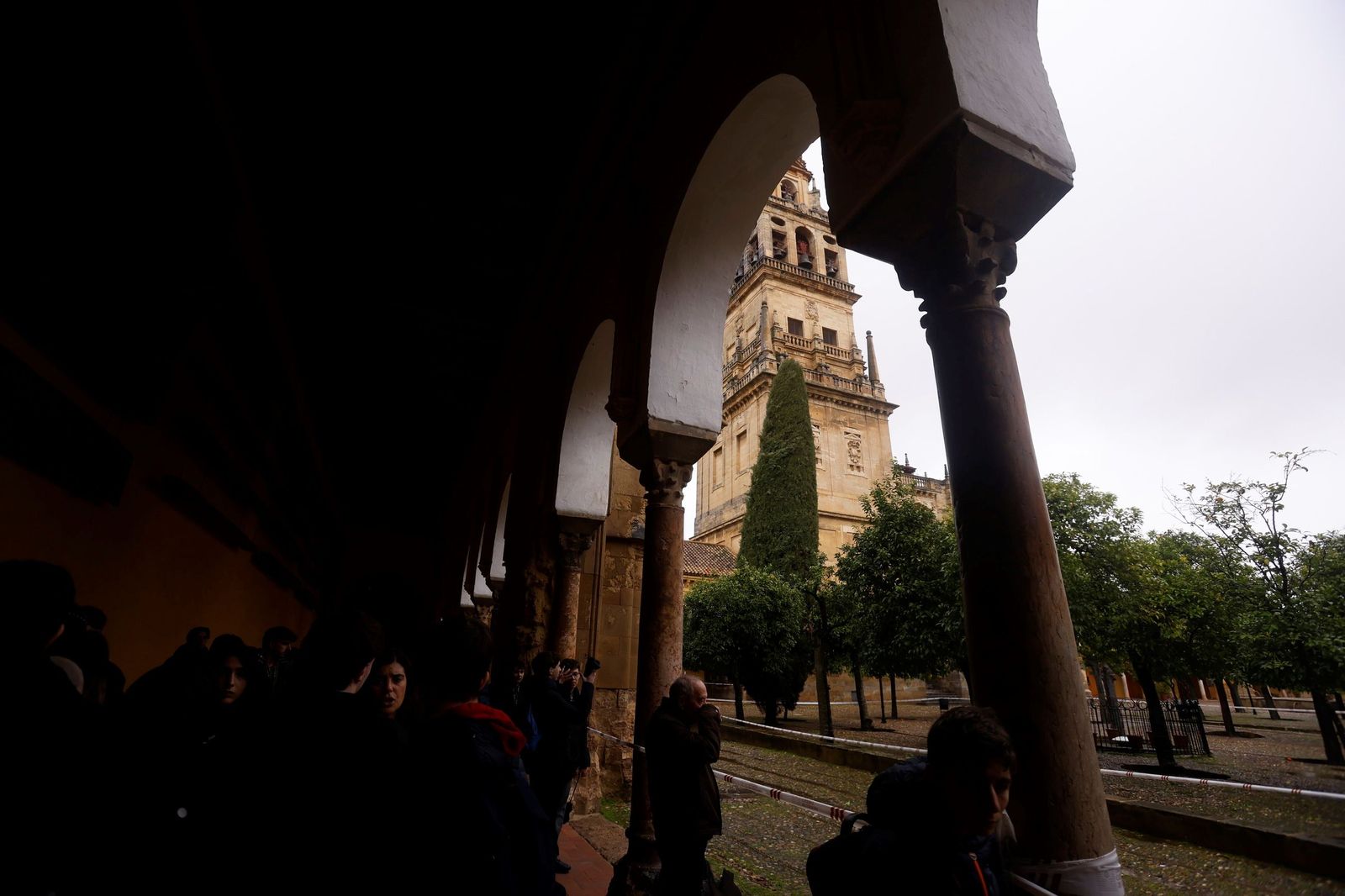 El Patio de los Naranjos de la Mezquita-Catedral por la borrasca Leonardo, en imágenes