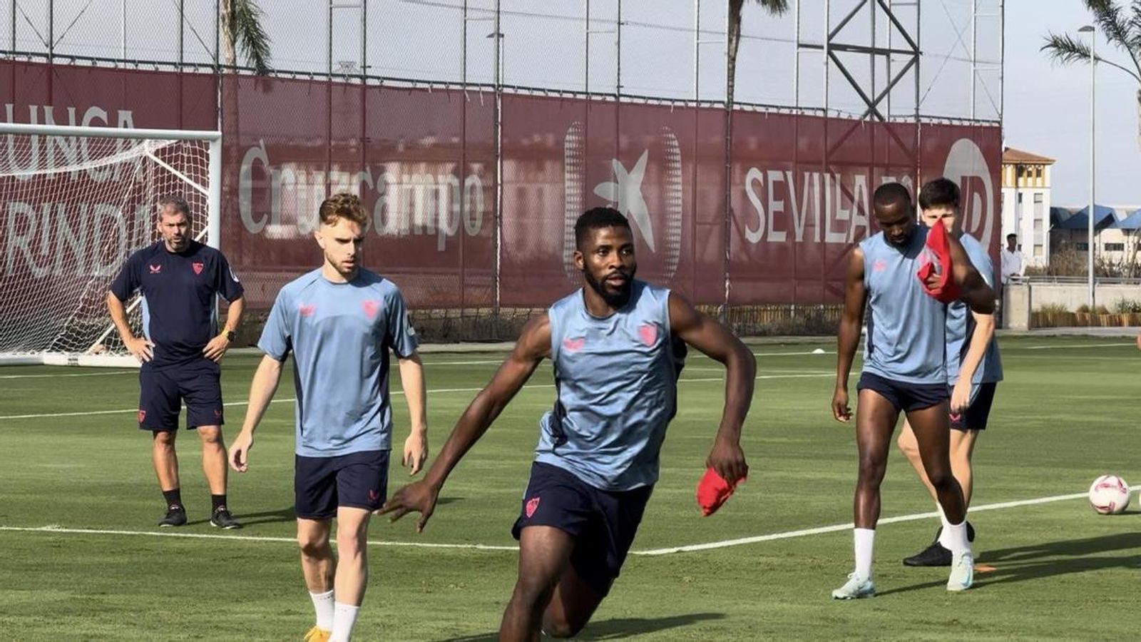 Iheanacho en su primer entrenamiento con el Sevilla