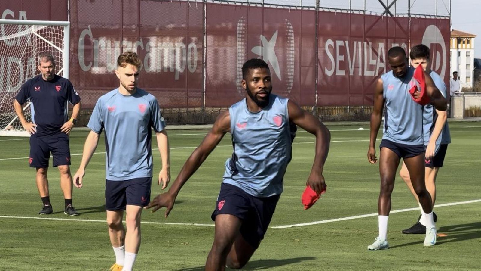 Iheanacho en su primer entrenamiento con el Sevilla