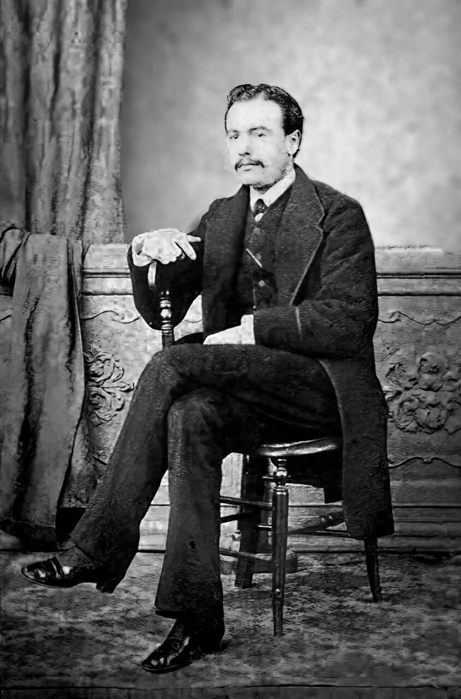 Retrato del joven Pérez Lara en un estudio fotográfico de Jerez.