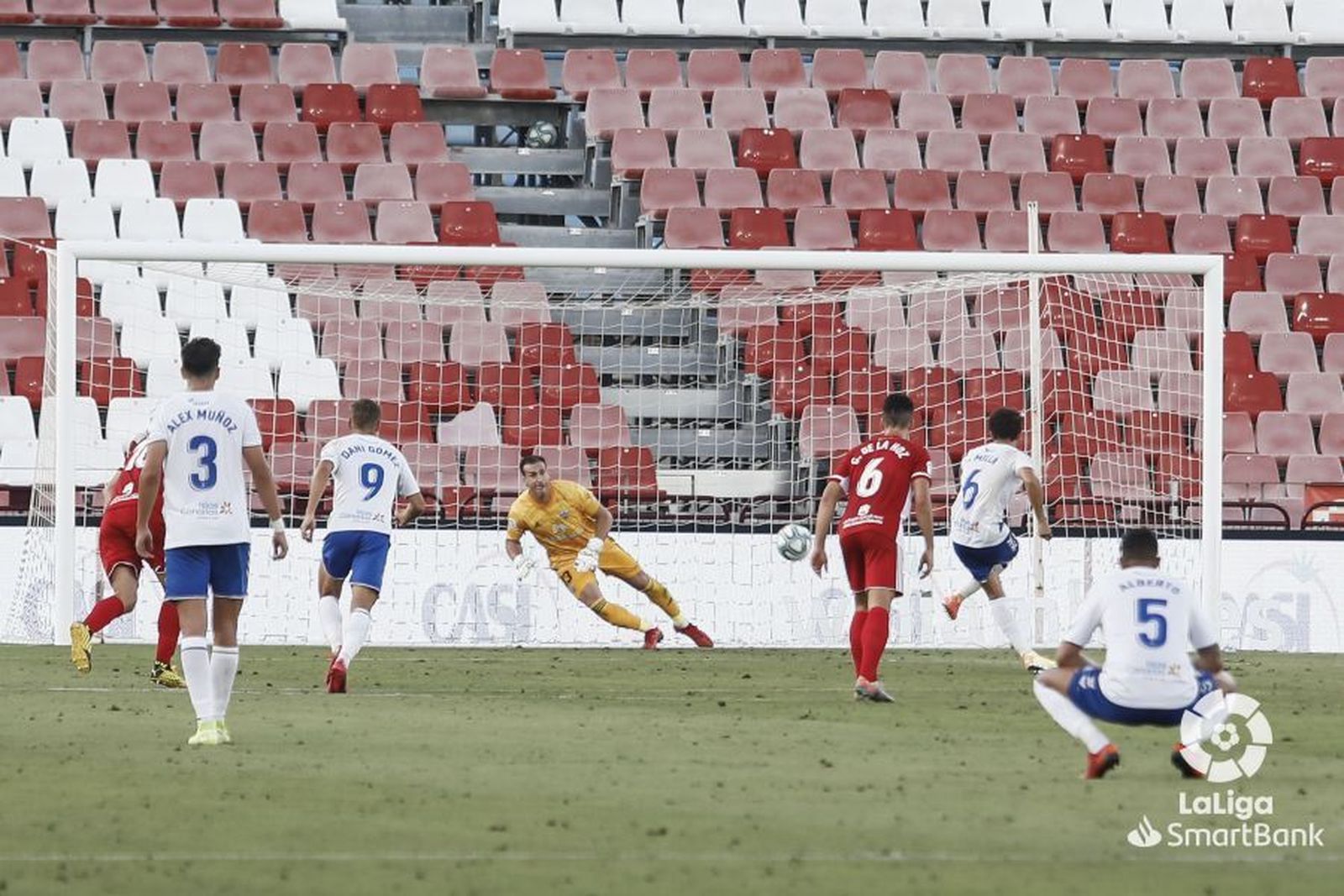 Luis Milla ejecuta de penalti el 1-1 para el Tenerife