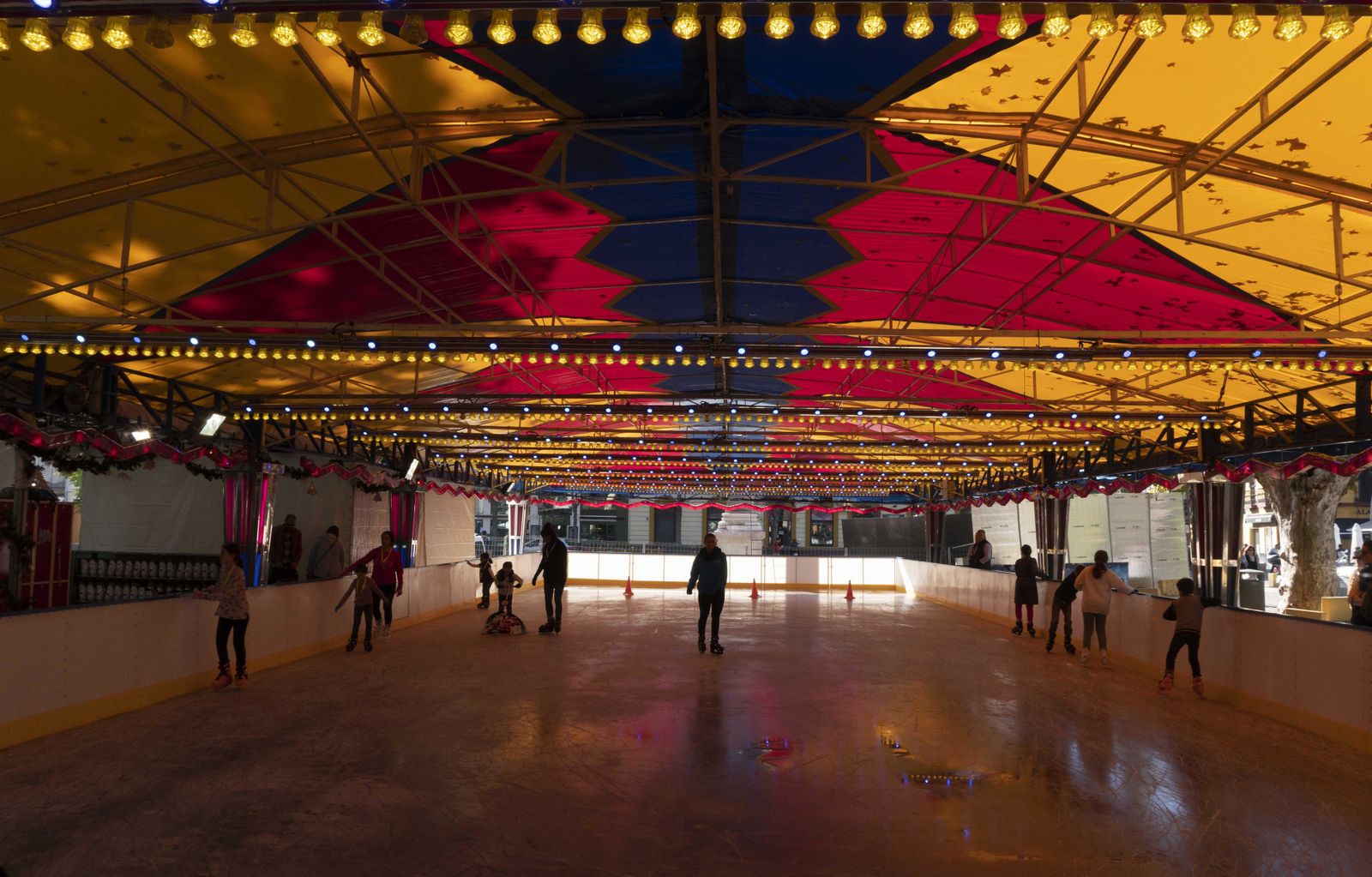 La pista que fue escenario del Monkey Week acoge ahora una pista de hielo.