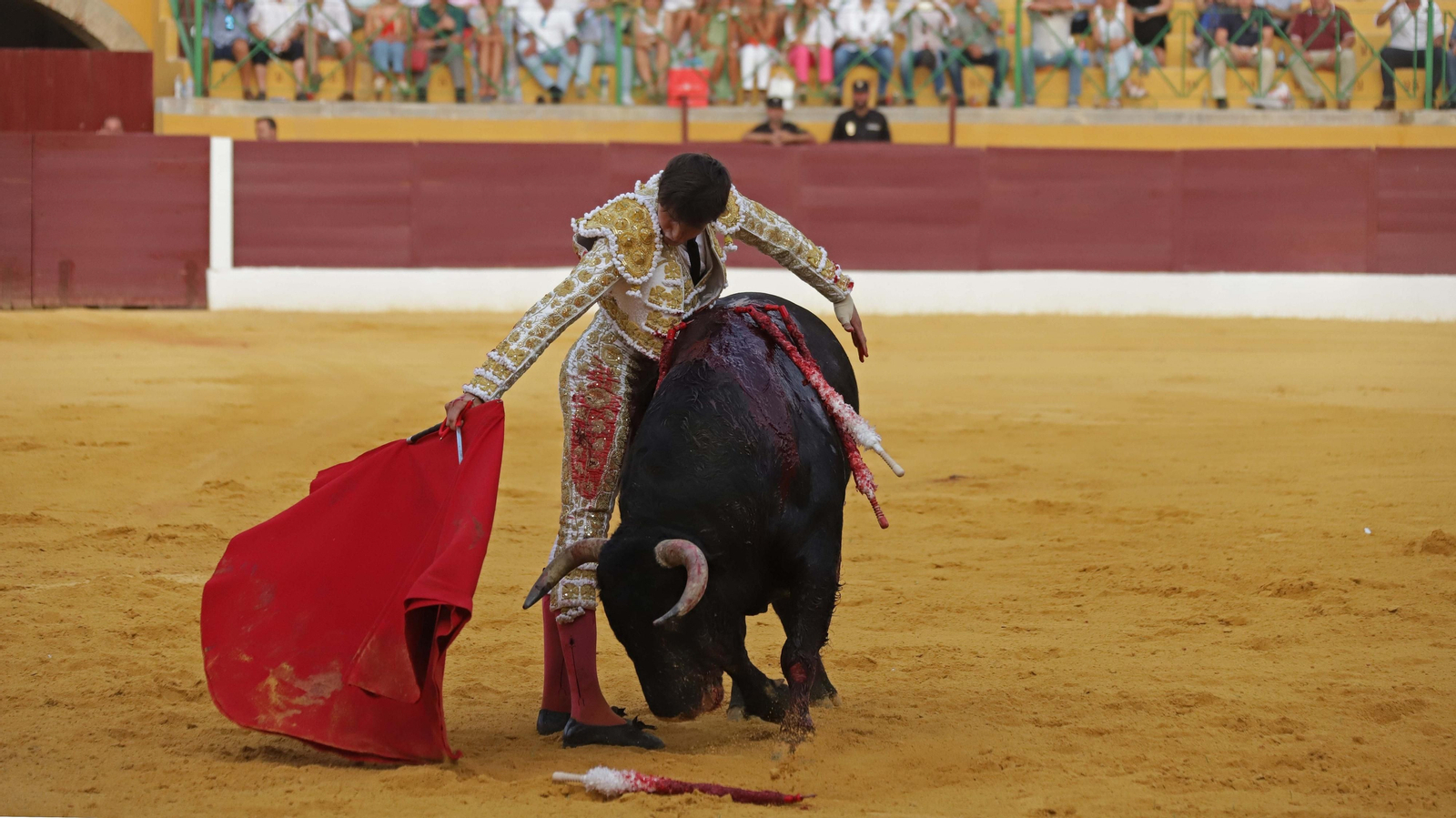 Fotos de la corrida del jueves de la Feria de La Línea: Diego Ventura, José María Manzanares y Roca Rey