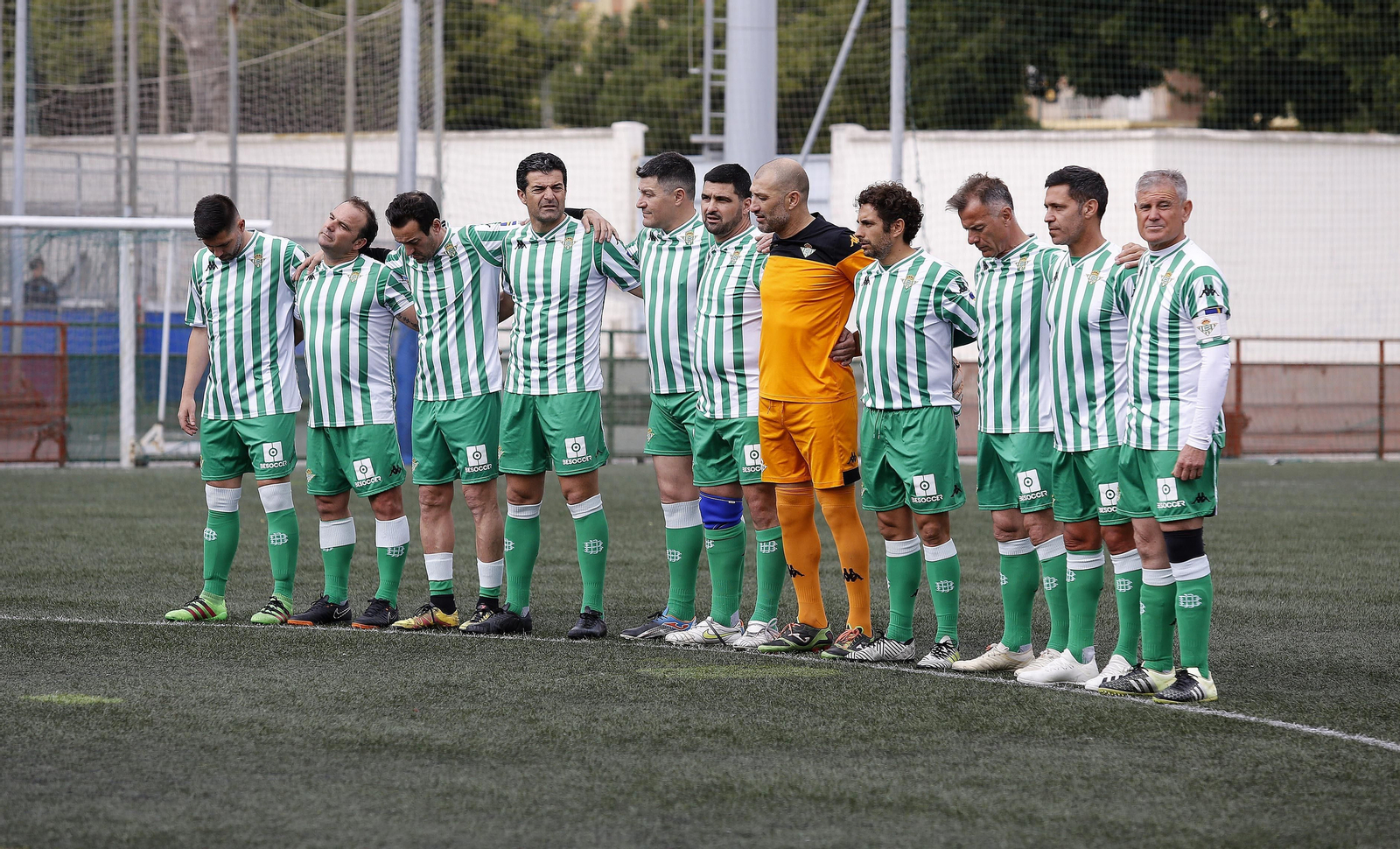 La jornada solidaria de los Málaga Forever y el Betis, en fotos
