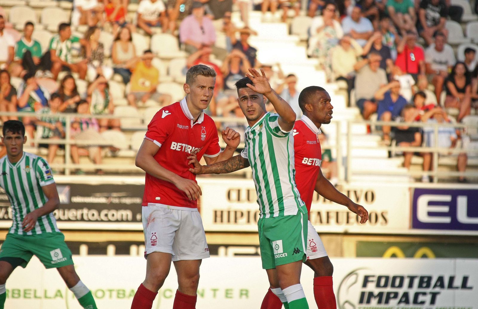El amistoso Real Betis-Nottingham Forest, en imágenes