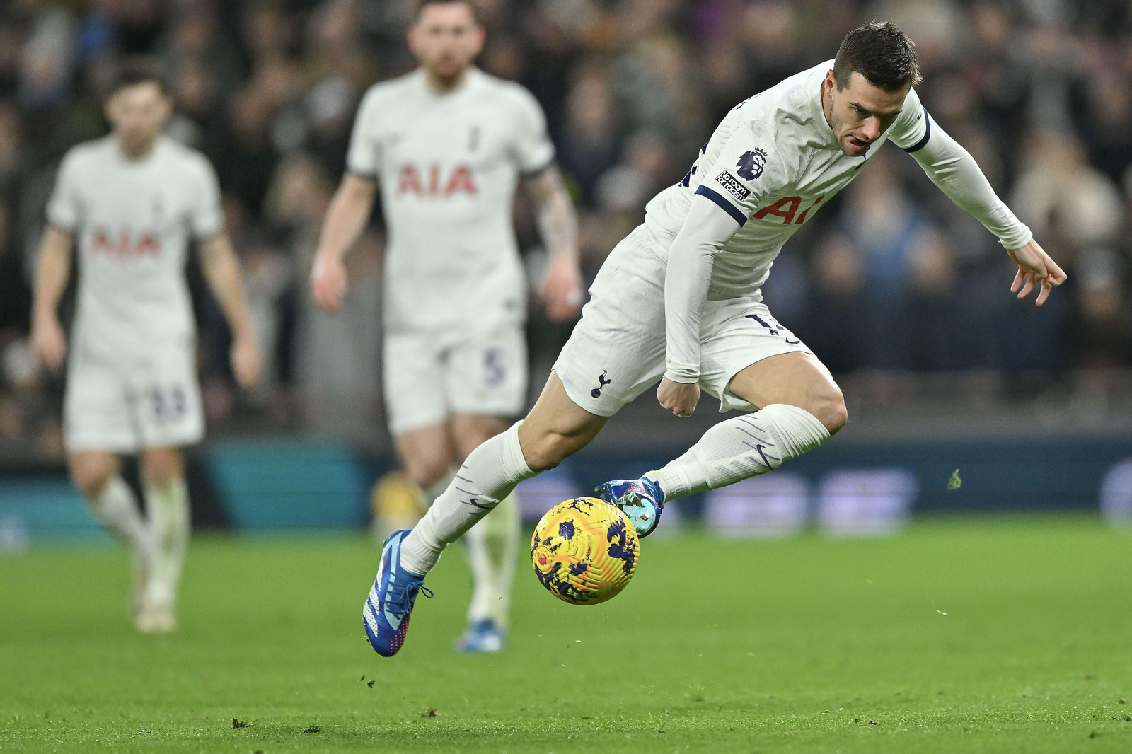 Lo Celso remata con su pierna izquierda durante un partido del Tottenham.