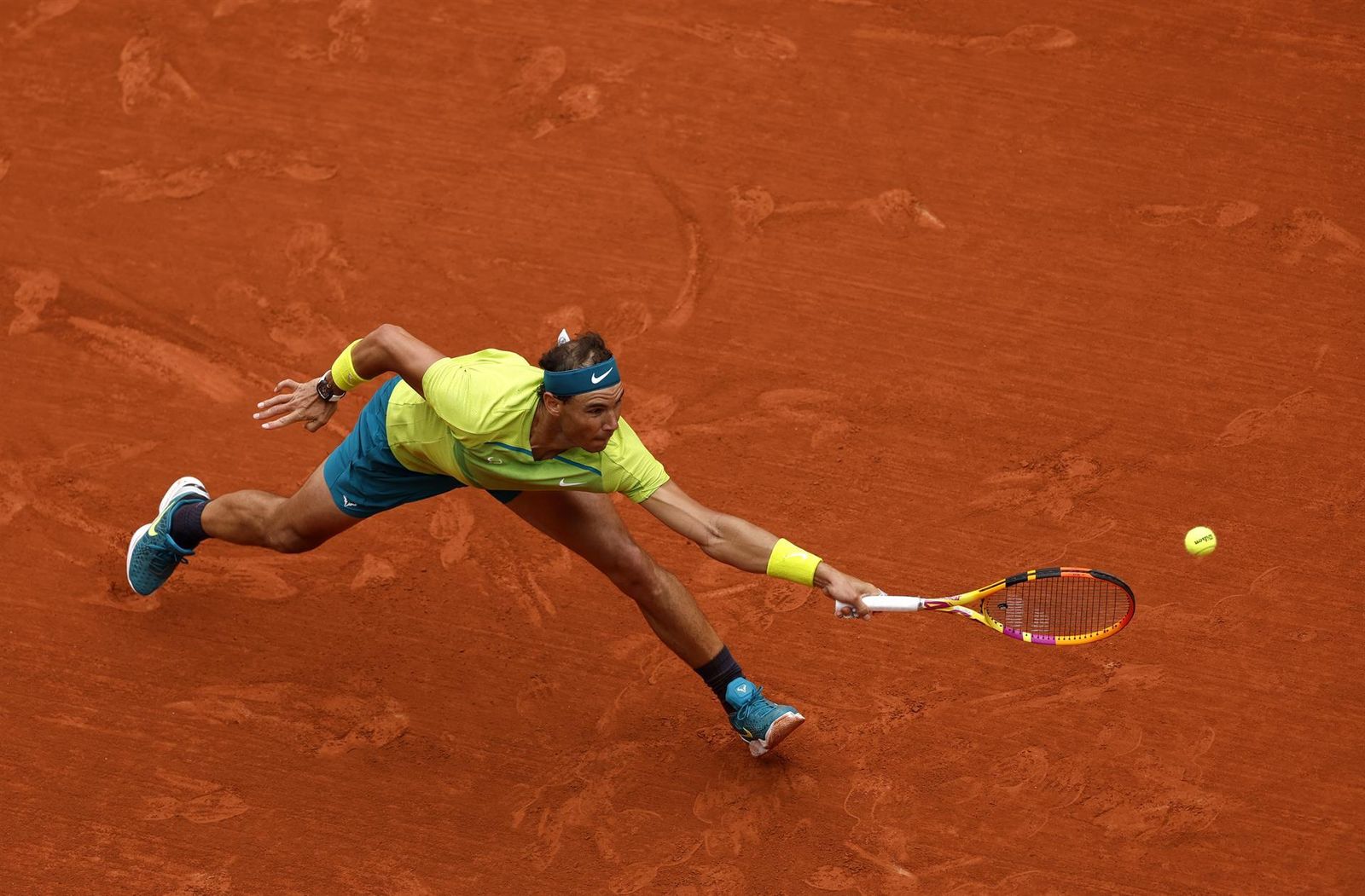 Nadal corriendo por una de las bolas durante el partido