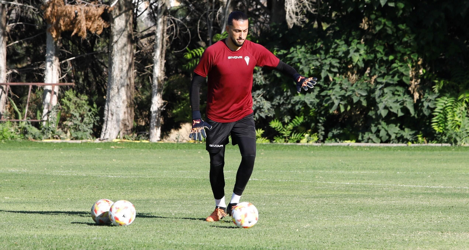 Lluís Tarrés golpea un balón en un entrenamiento del Córdoba CF.