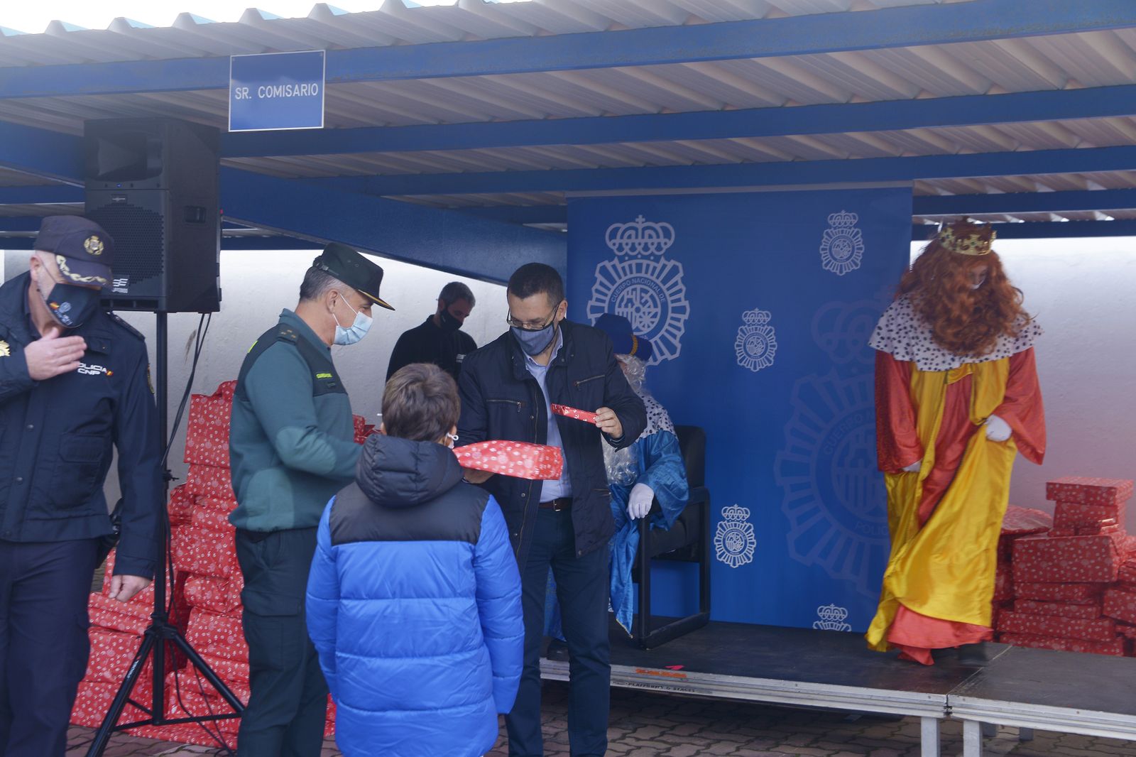 Fotos de la entrega de juguetes a familias por la CNP.