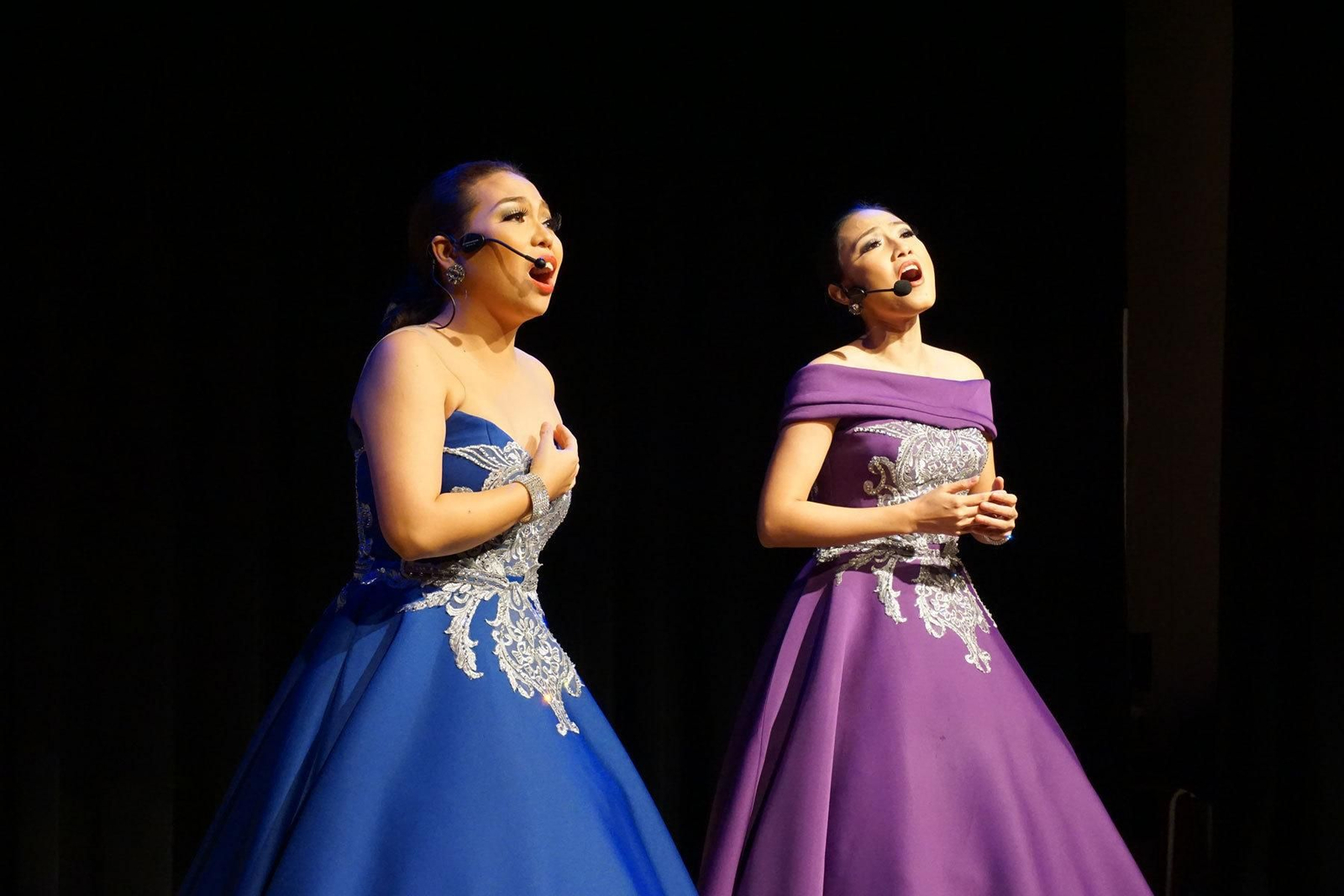 Blanca Camille López y María Rhina Palma-Cruz, las integrantes de The Nightingales.