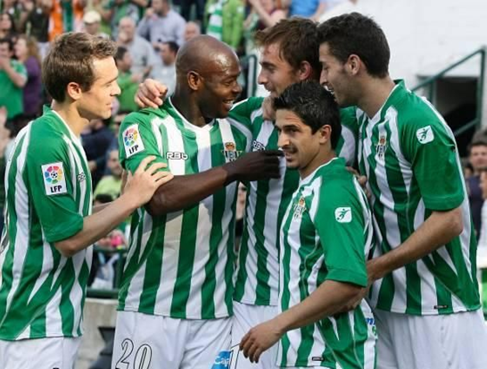 El Cádiz se complica sus opciones de salvar la categoría tras caer goleado en el Ruiz de Lopera por cuatro tantos a cero.

Foto: Antonio Pizarro