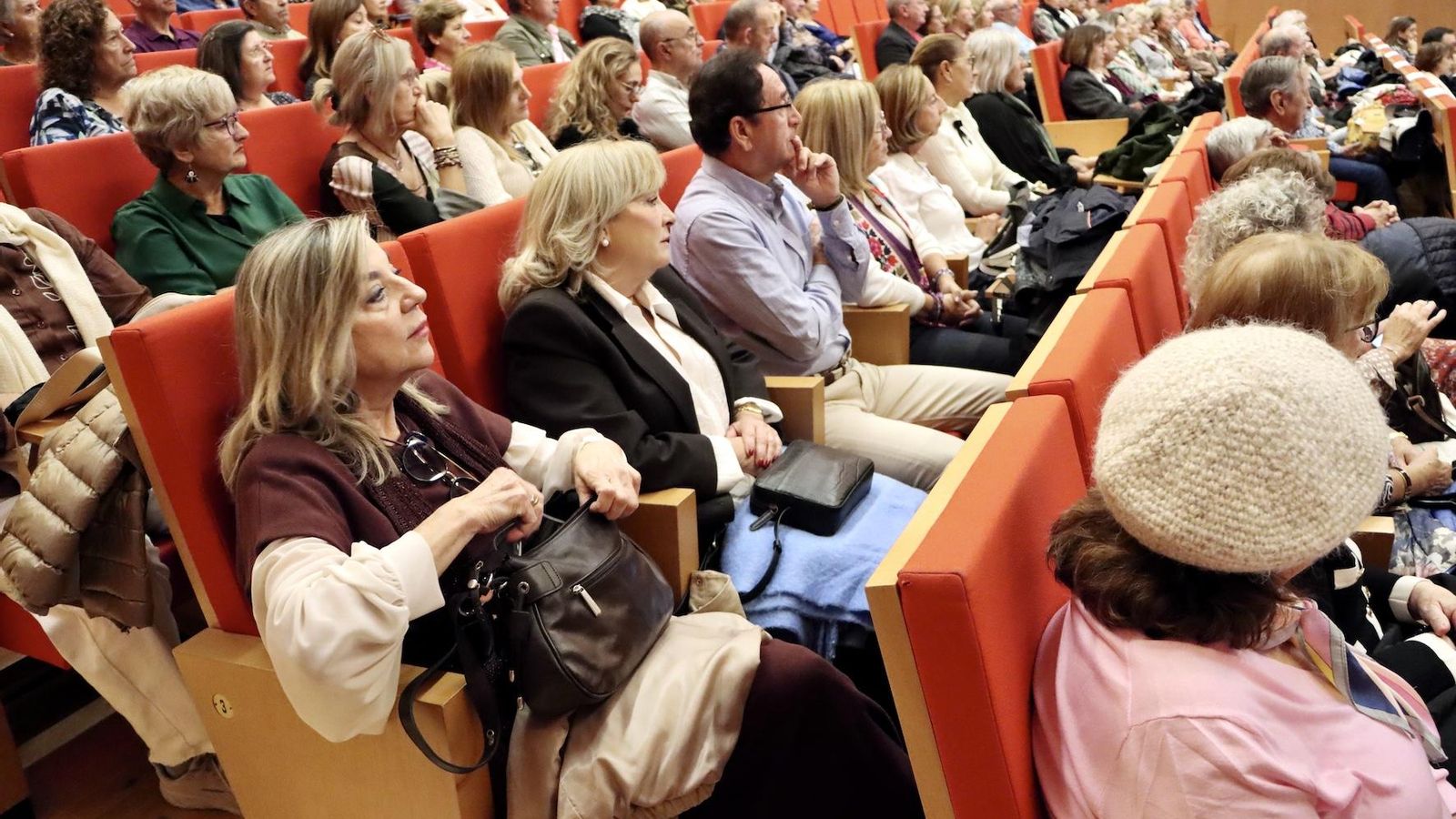 Más de un centenar de estudiantes de la Universidad de Mayores han asistido a la apertura oficial de curso en el Paraninfo de la UAL.
