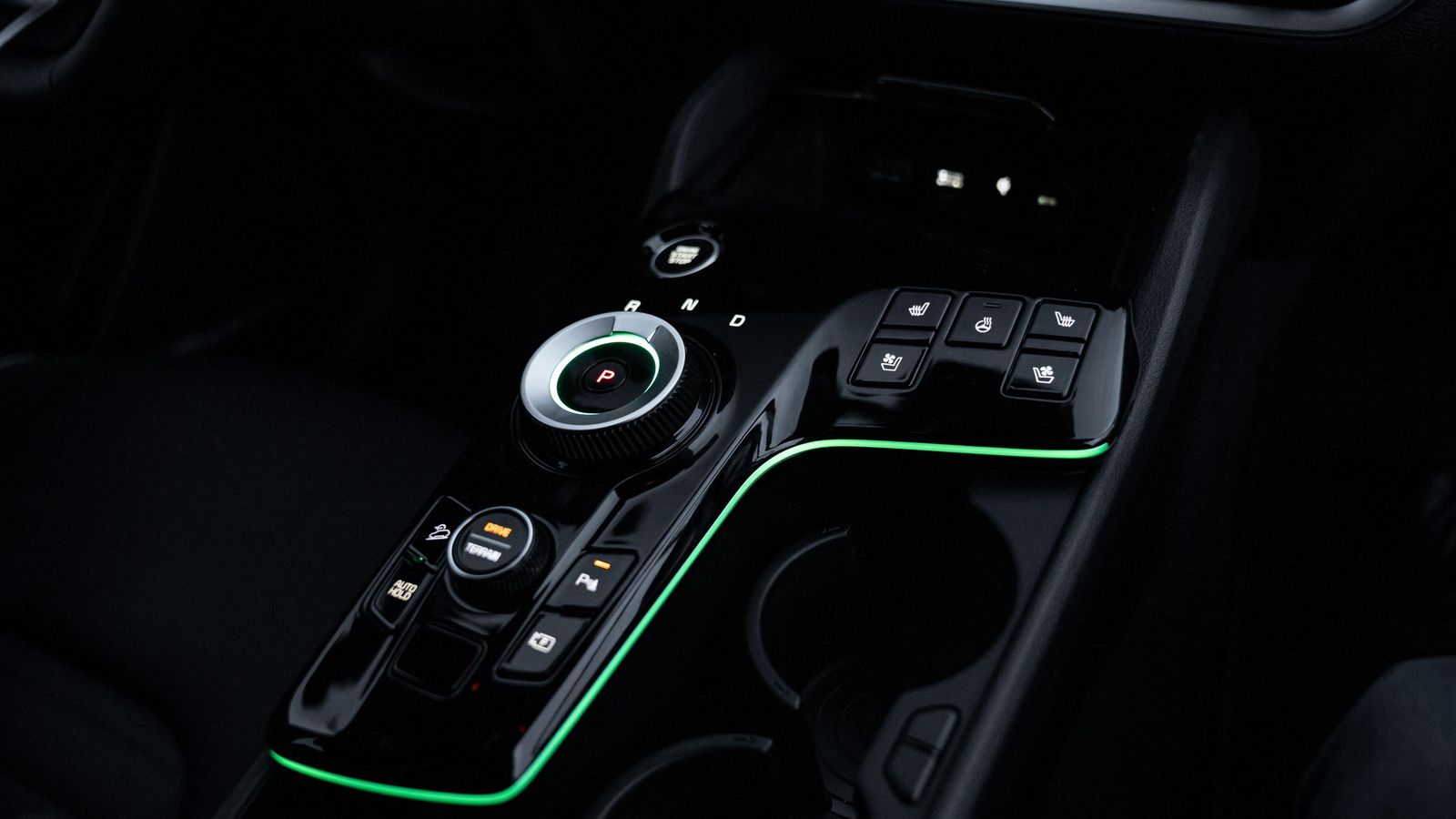 El cambio se maneja con una rueda giratoria, junto a la que está el control de los modos de conducción. En los GT-Line también hay levas en el volante.