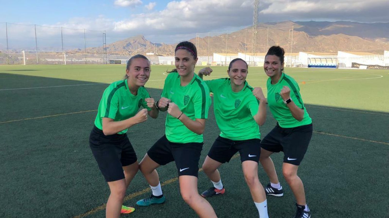 Anita, a la derecha, con tres jugadoras más del equipo femenino de la UDA.