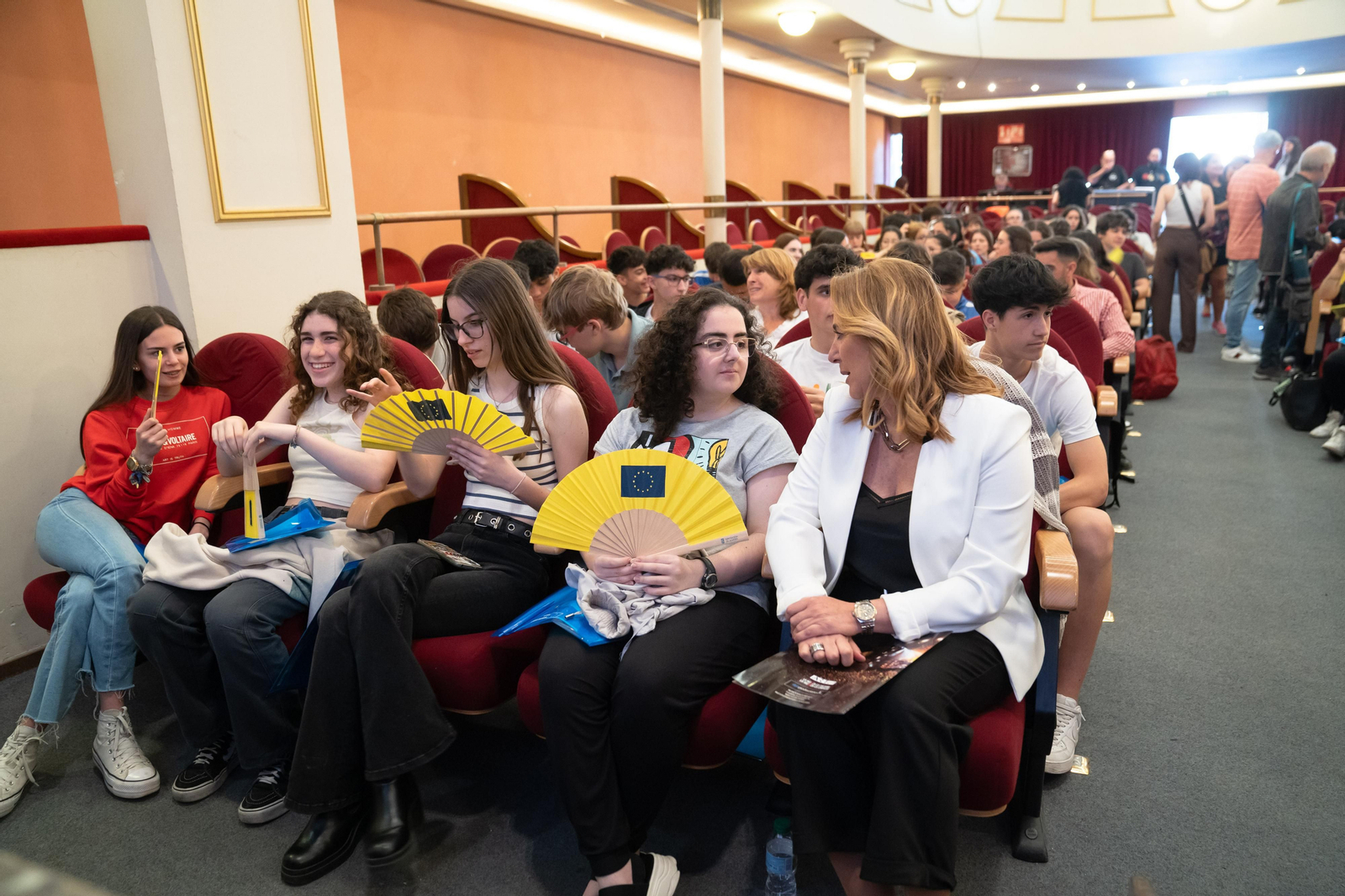 La diputada Esther Álvarez junto a los escolares participantes.