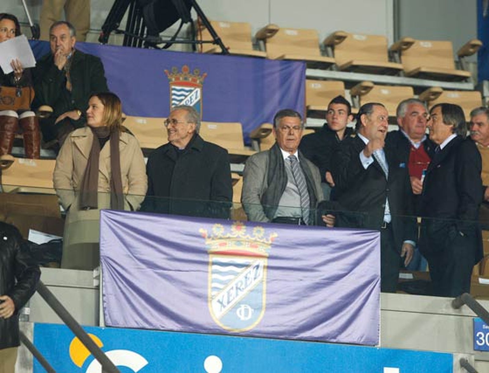 Ainhoa Gil, delegada de Recursos y Deportes, Rafael Verdú, presidente de honor del Xerez, y Joaquín Bilbao, consejero azulino, en el palco

Foto: Juan Carlos Toro
