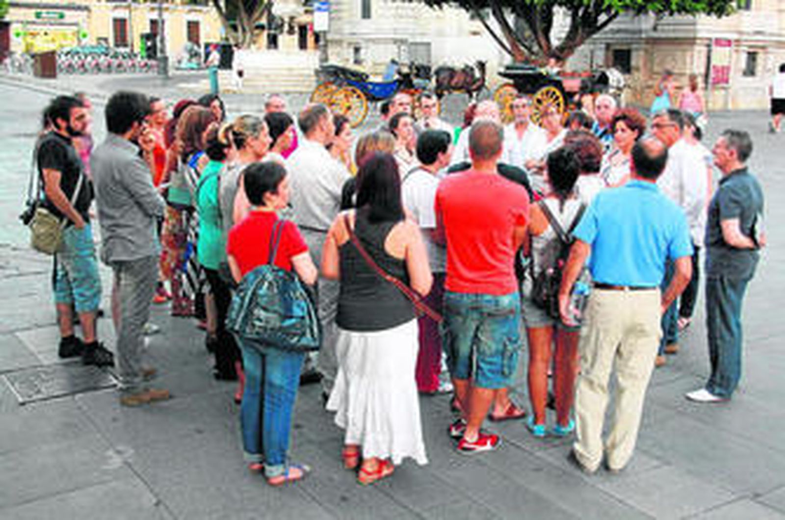 Un grupo de ciudadanos participa en una de las actividades organizadas por Alminar Servicios Culturales.