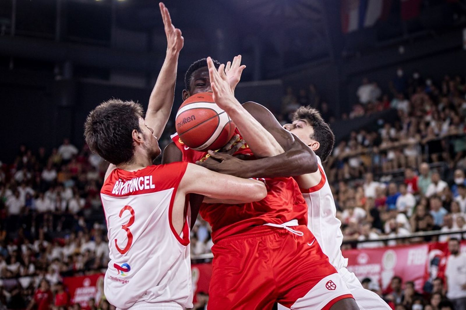 Victory Onuetu pelea por un rebote.