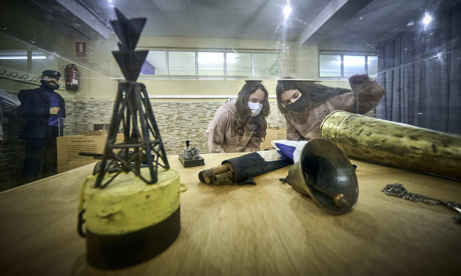 Dos alumnas contemplan algunos de los objetos con los que contará la exposición.