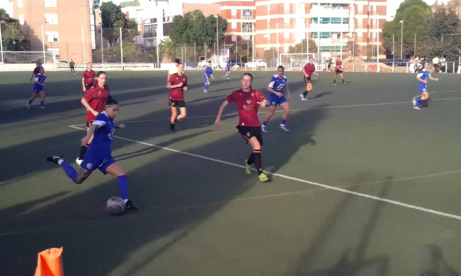 Una jugada del partido entre jerezanas y gaditanas disputado en el Manuel Millán.