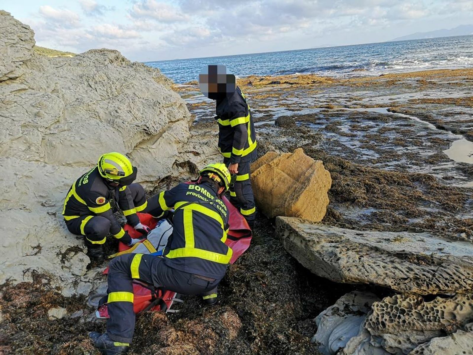El rescate del hombre en la zona costera de Algeciras.