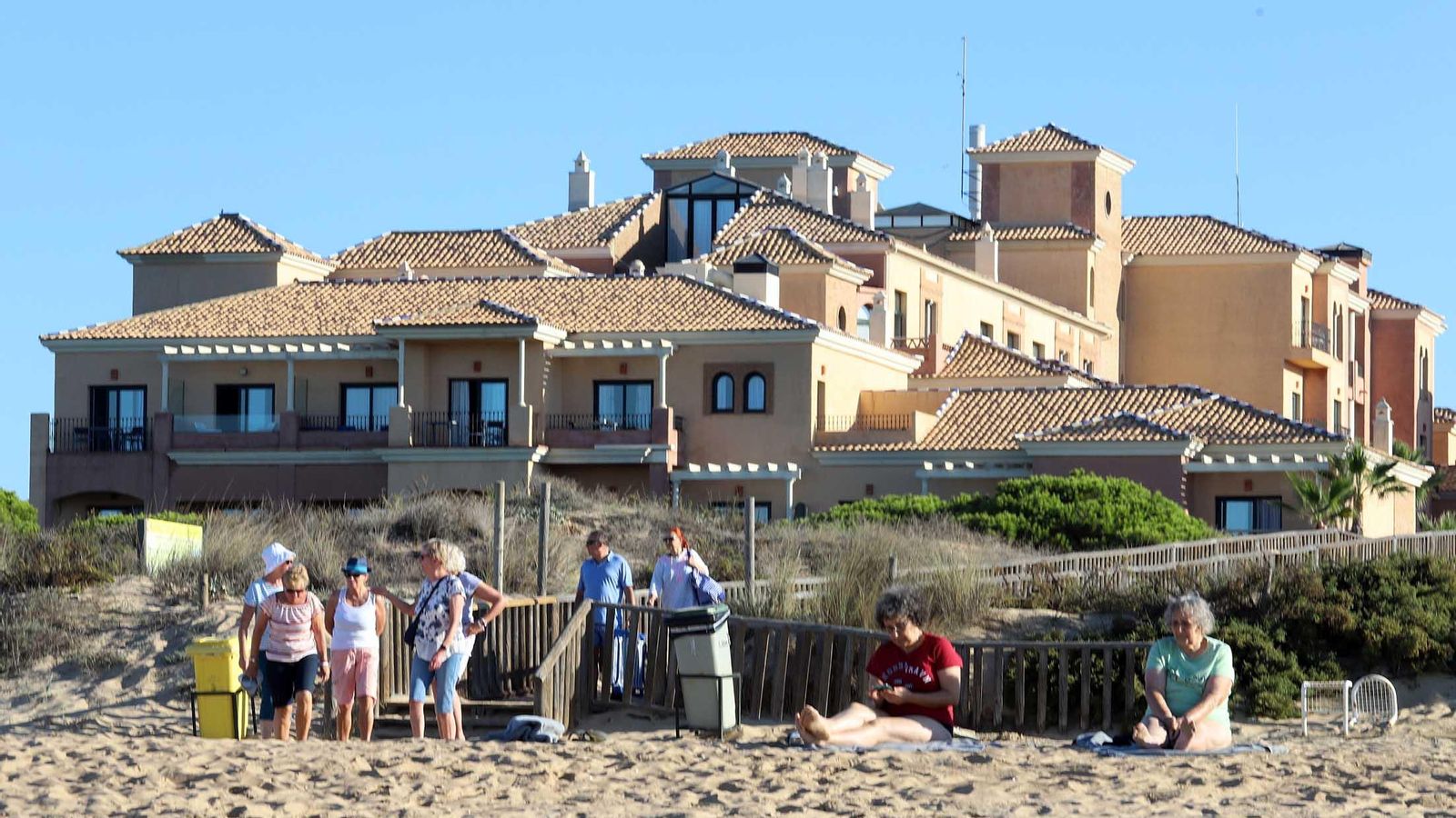 Varios turistas junto a un hotel de Punta Umbría. Varios turistas junto a un hotel de Punta Umbría.