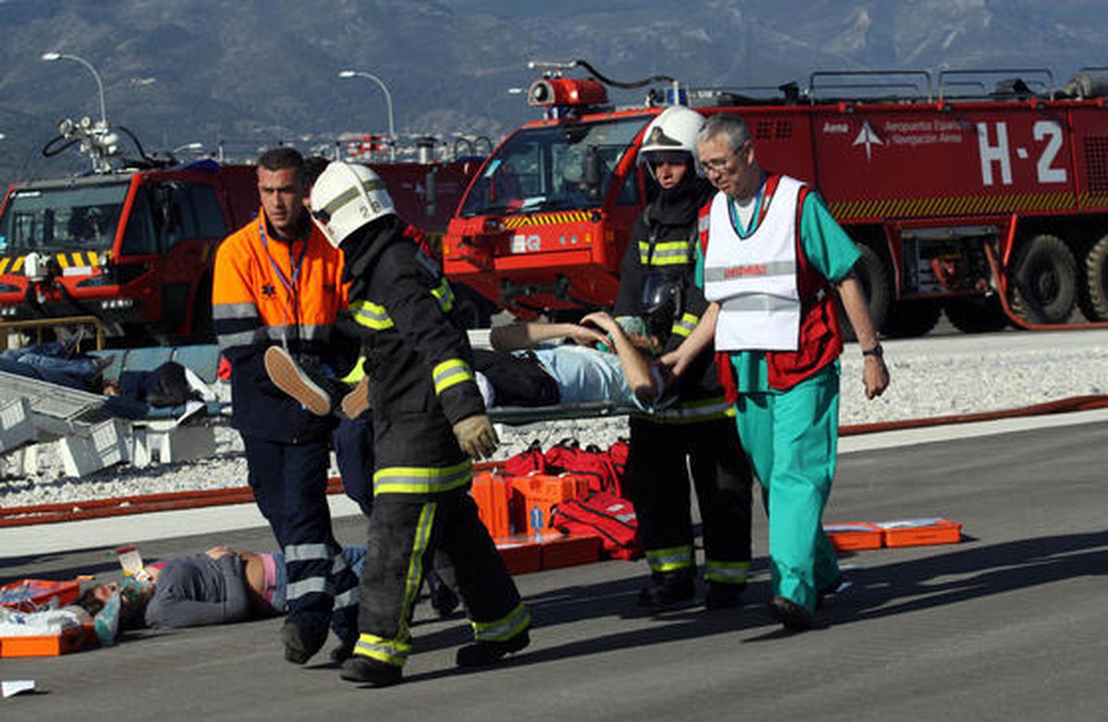 Simulacro de accidente en el aeropuerto de Málaga en el que participaron unas 200 personas   Foto: Migue Fernández