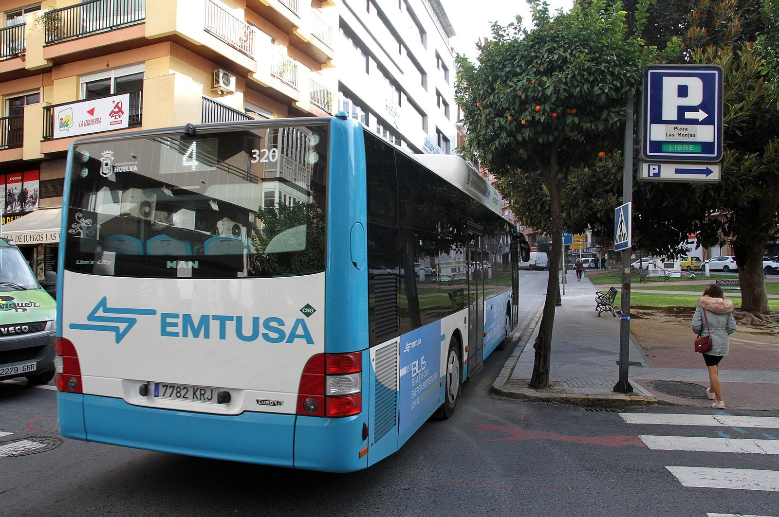 Uno de los nuevos autobuses de la flota de Emtusa.