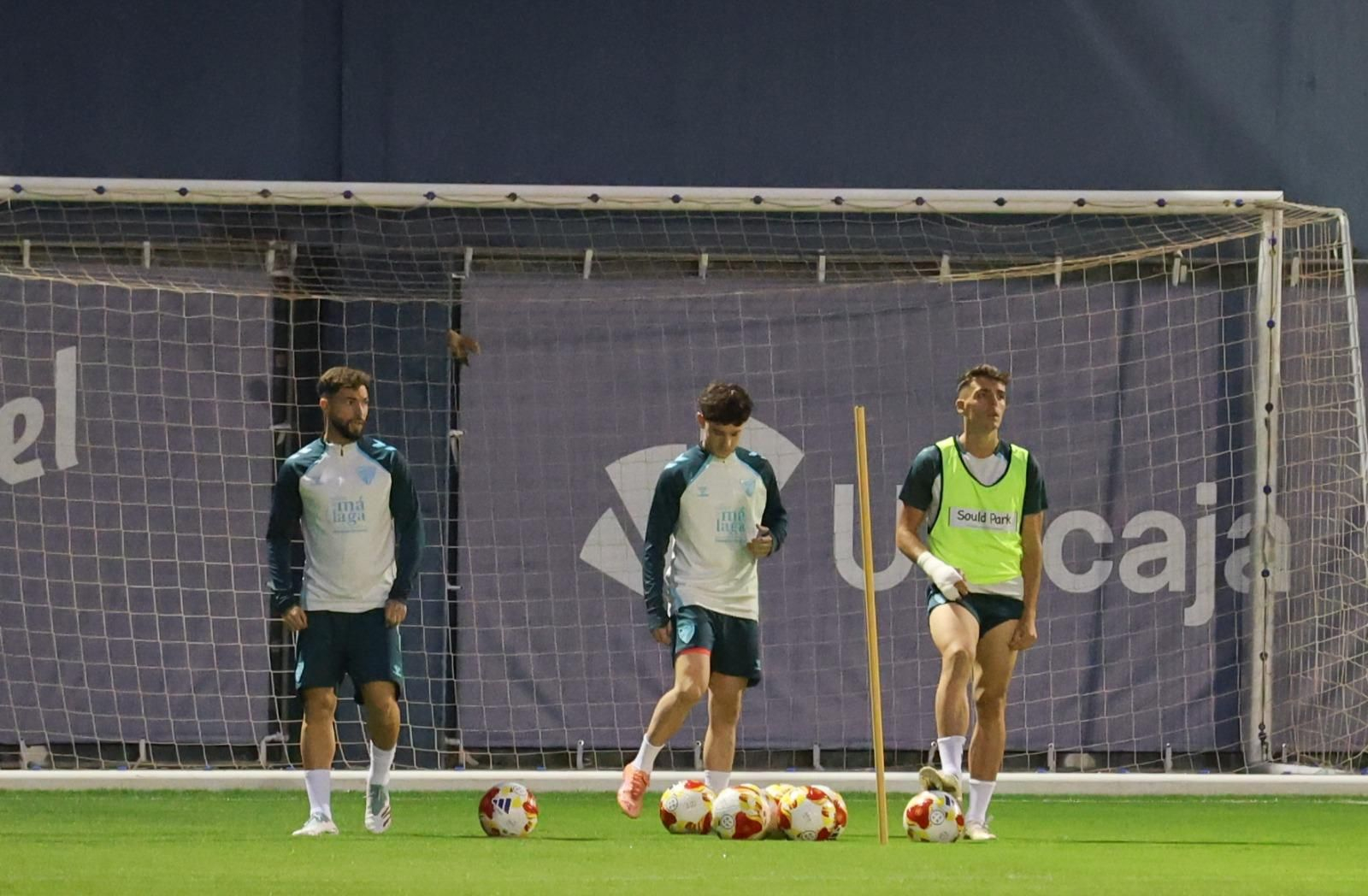 El Málaga CF prepara la cita de Copa ante el Estepona con los menos habituales apretando