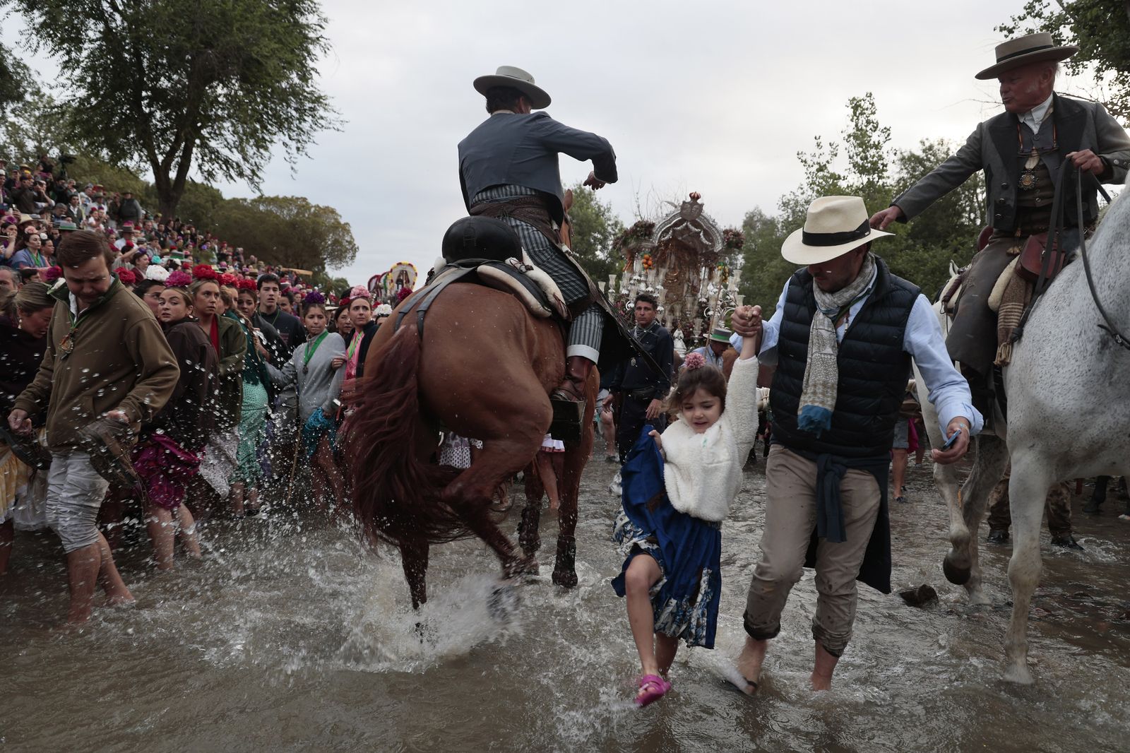 Las mejores imágenes del paso de Sevilla y Triana por el Quema