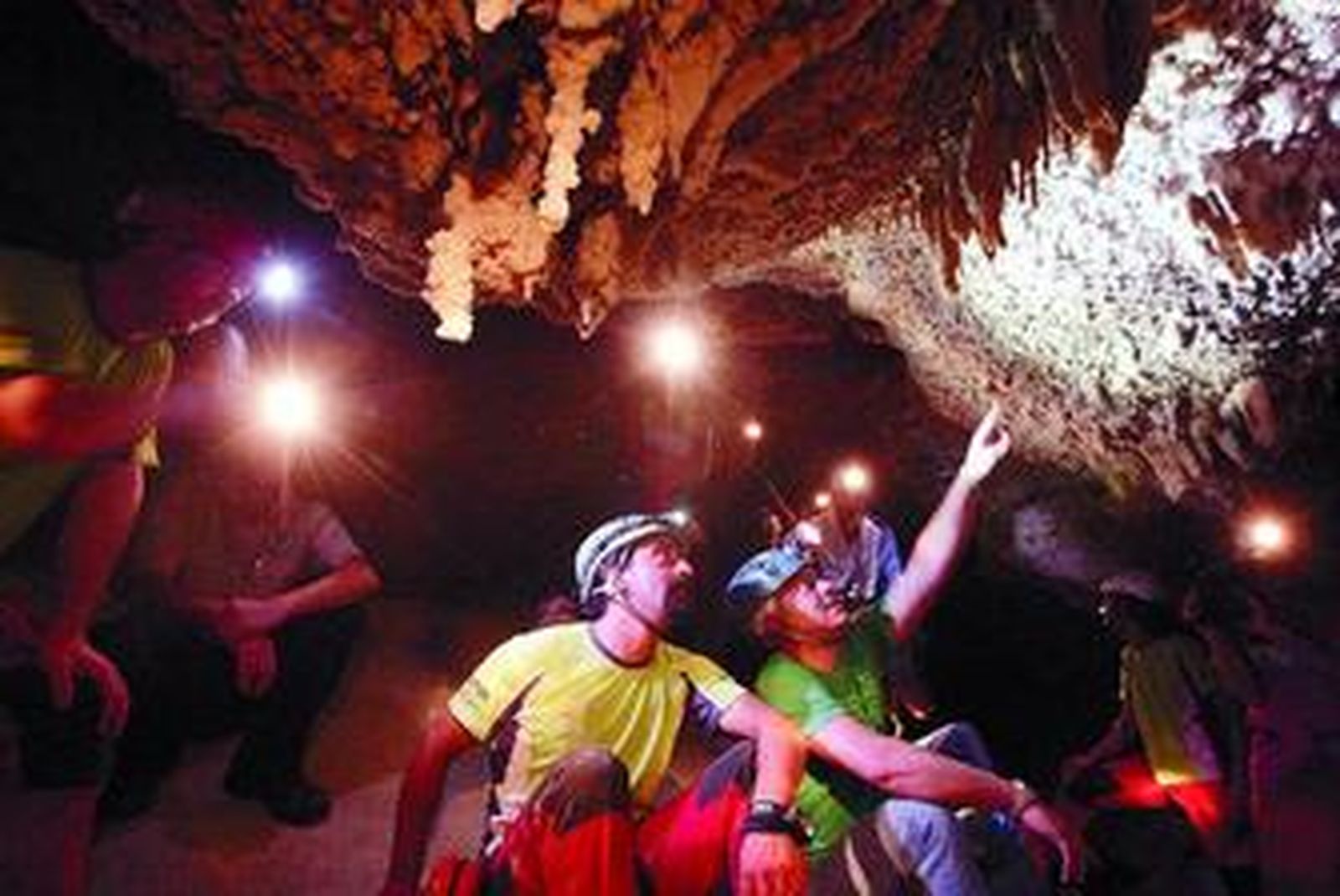 García señala una formación de estalactitas dentro de la Cueva Covadura.