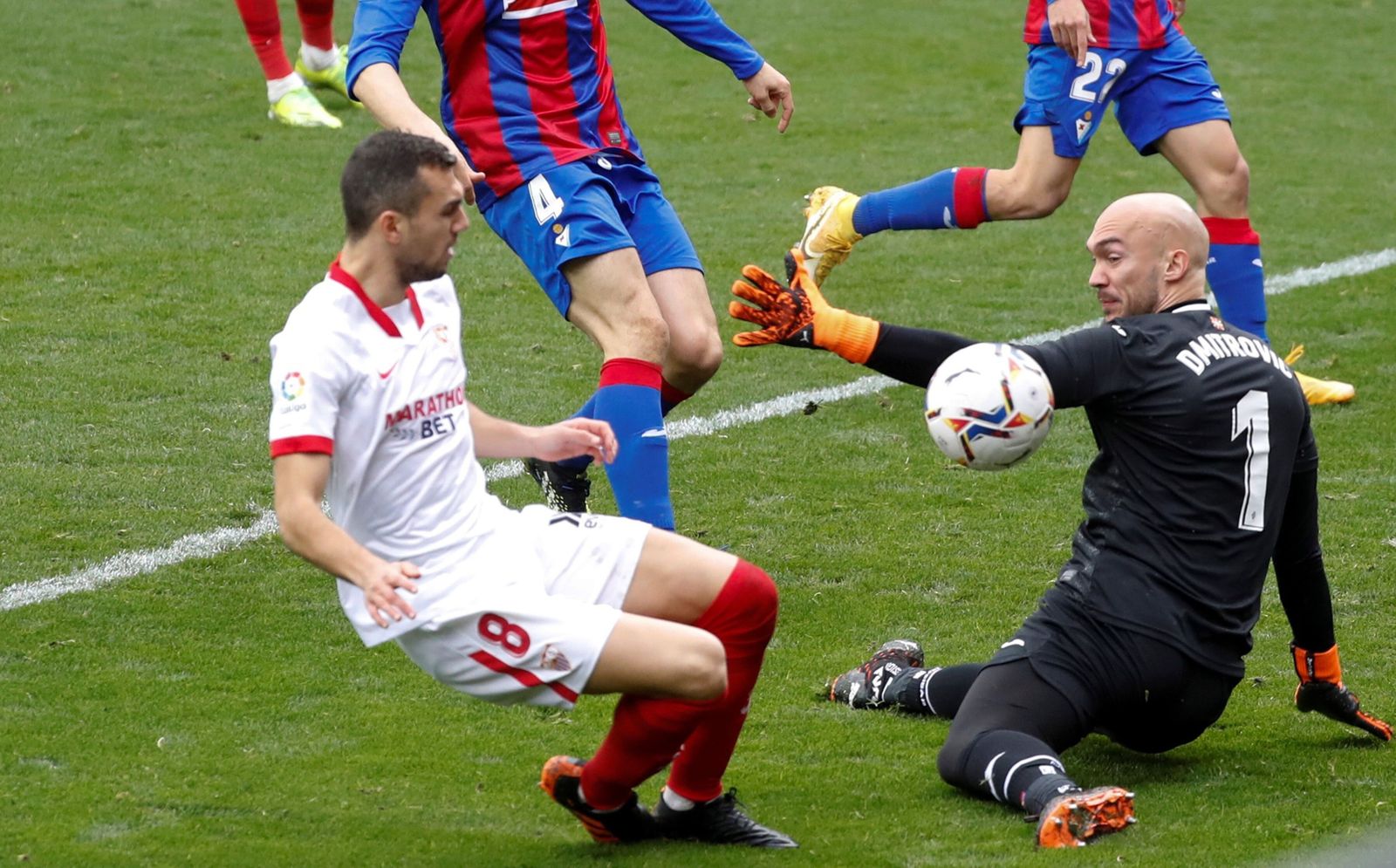 Joan Jordán se anticipa a Dmitrovic para anotar el segundo gol del Sevilla.