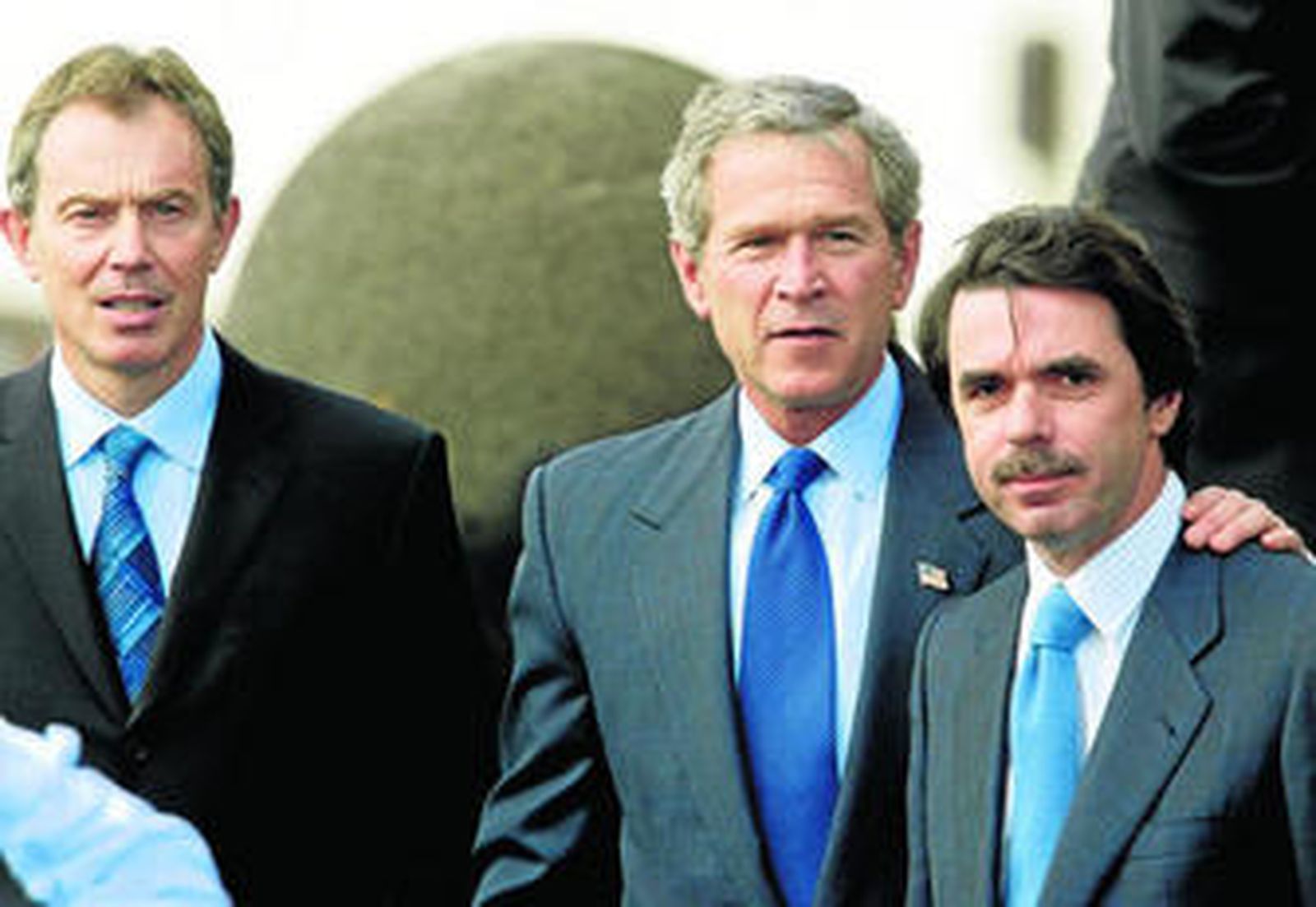Tony Blair, George W. Bush y José María Aznar, en la cumbre de las Azores de 2003.