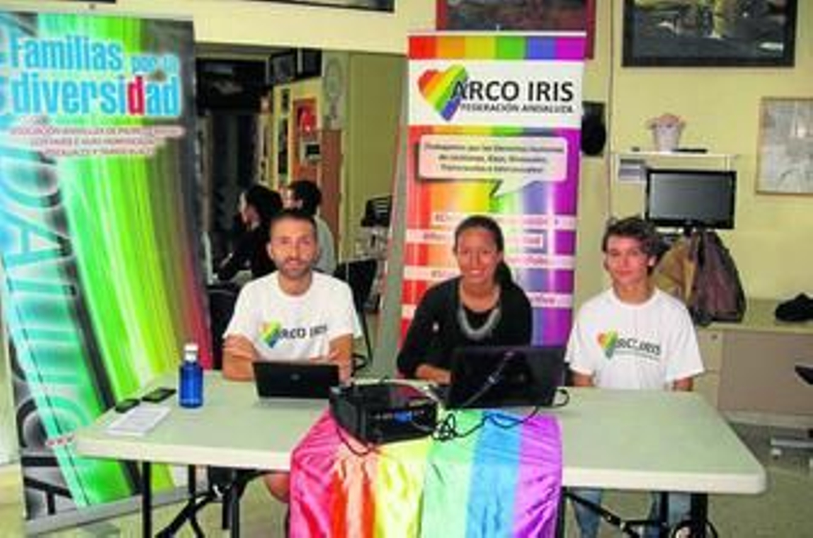 Gonzalo Serrano, presidente de Arco Iris, Giselle Bolaño, coordinadora del estudio y Charly, voluntario de la ONG.