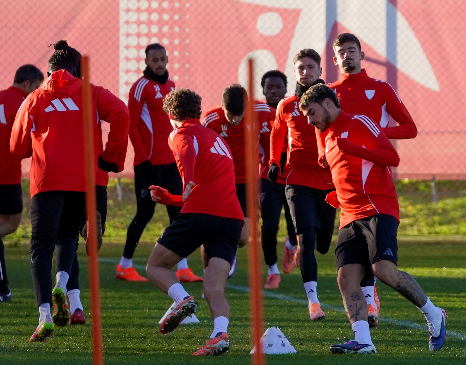 Isaac, a la derecha, junto a un grupo de jugadores entre los que están Sow, Manu Bueno o Kike Salas.
