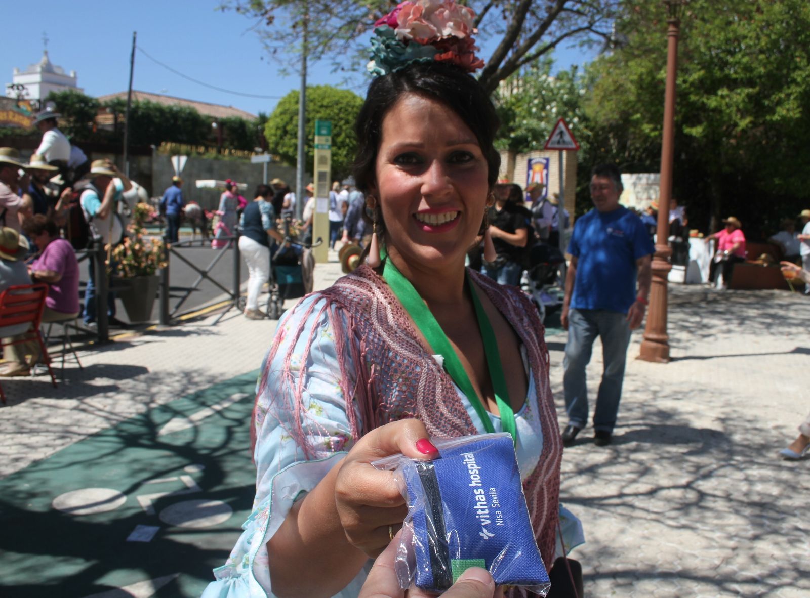 Una romera recibe el "botiquín del peregrino".