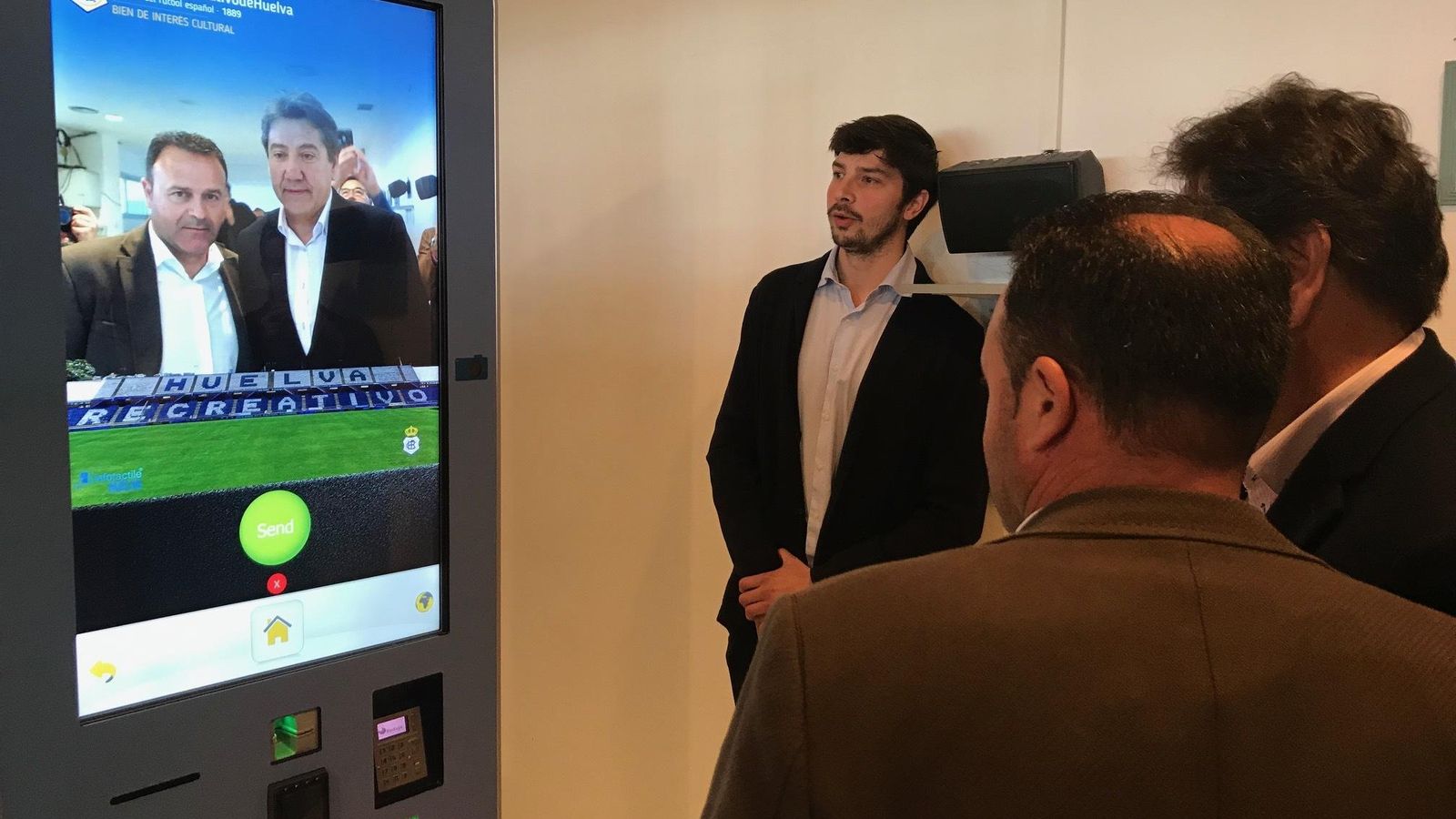 Manolo Zambrano y José María Salmerón se hacen un selfie con el estadio de fondo.