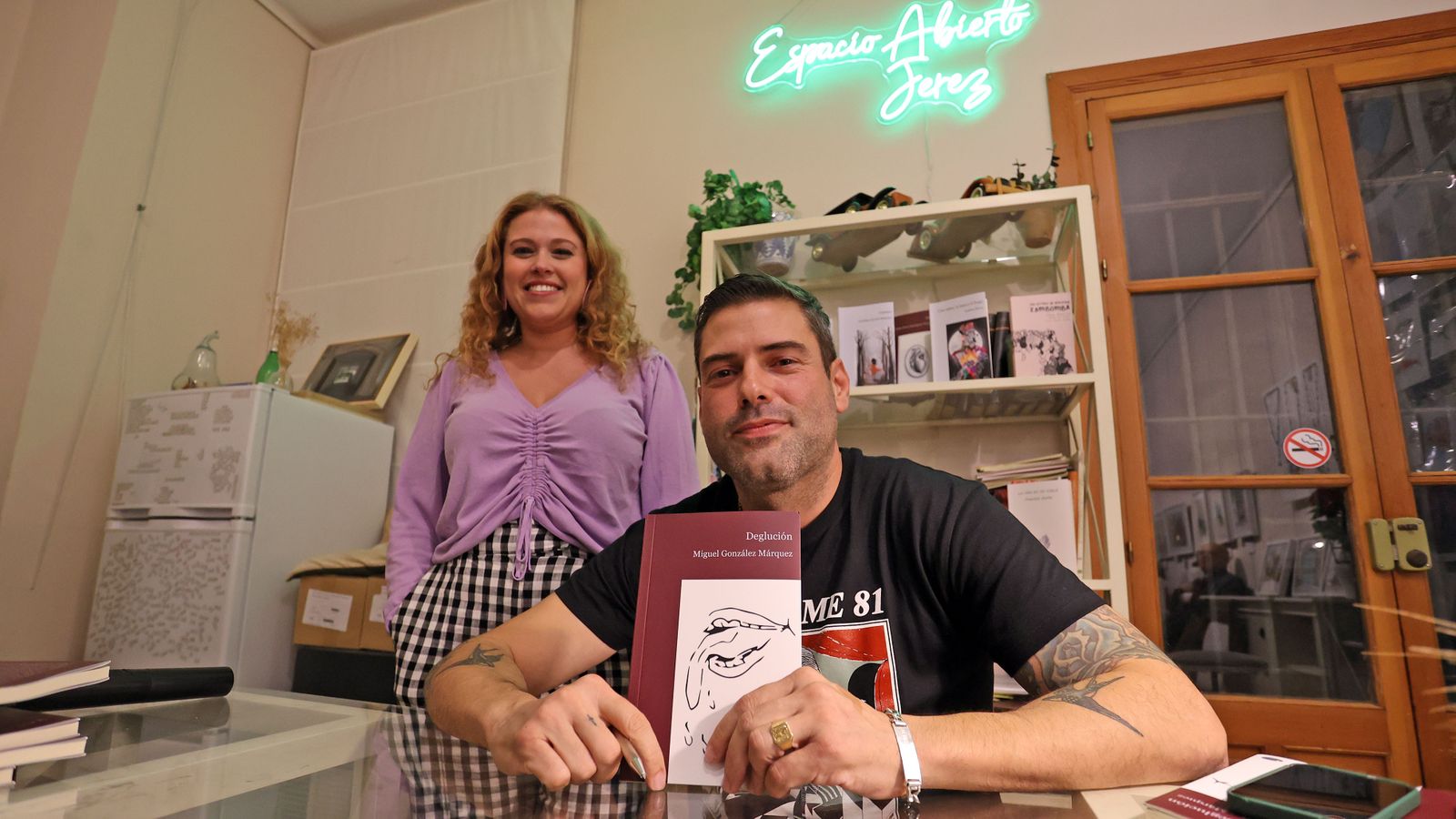 Miguel González Márquez posa junto a la editora Lucía Franco, durante la presentación.